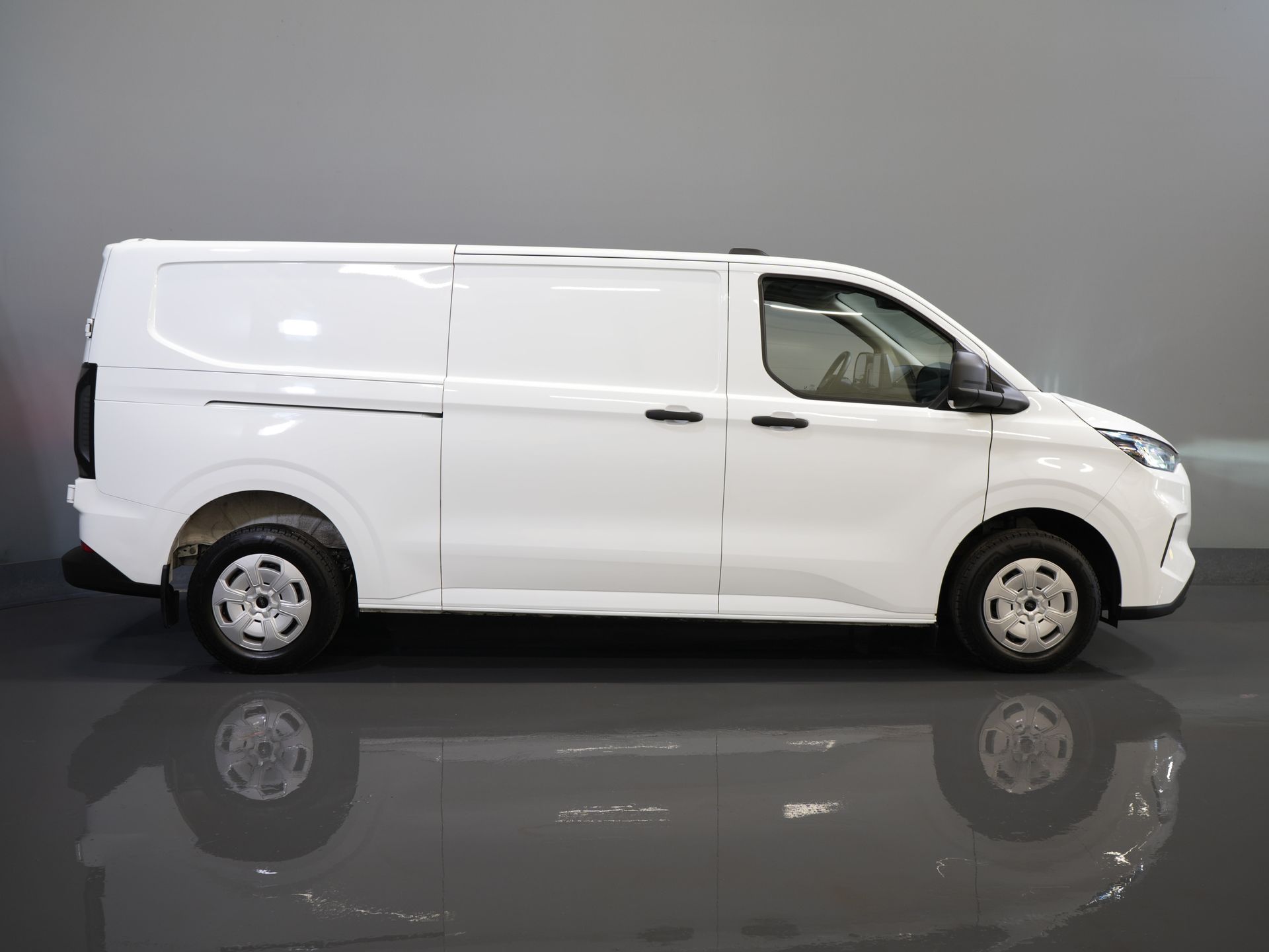 Ford Transit Custom Bestelbus 320 2.0 TDCI 135 pk L2 Trend LED/ 2.8t Trekverm./ Carplay/ Climate/ Cruise/ Camera/ PDC