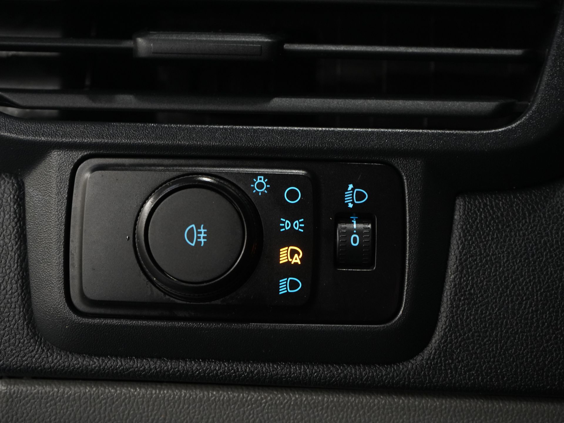 Ford Transit Custom Bestelbus 320 2.0 TDCI 135 pk L2 Trend LED/ 2.8t Trekverm./ Carplay/ Climate/ Cruise/ Camera/ PDC