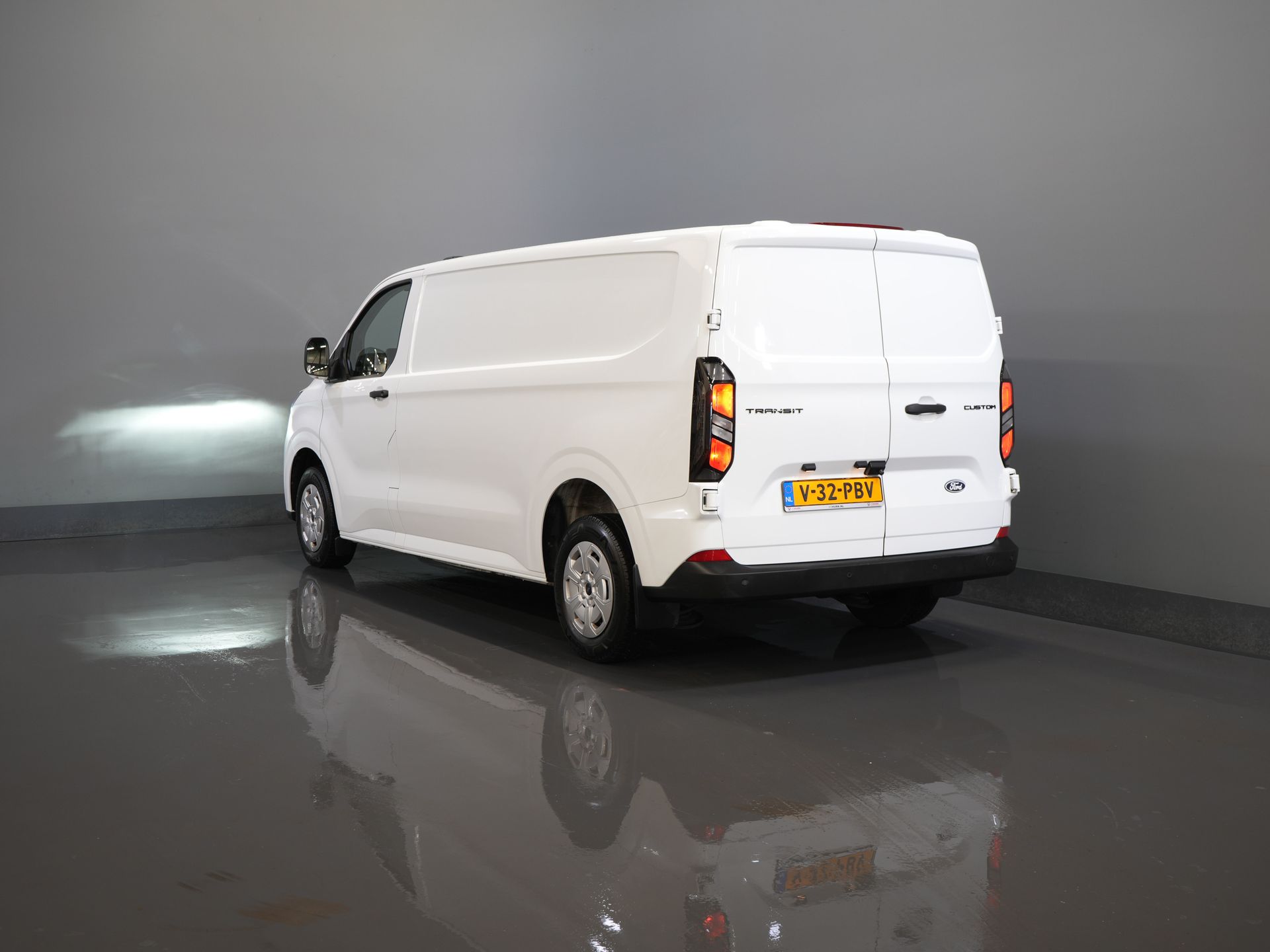 Ford Transit Custom Bestelbus 320 2.0 TDCI 135 pk L2 Trend LED/ 2.8t Trekverm./ Carplay/ Climate/ Cruise/ Camera/ PDC