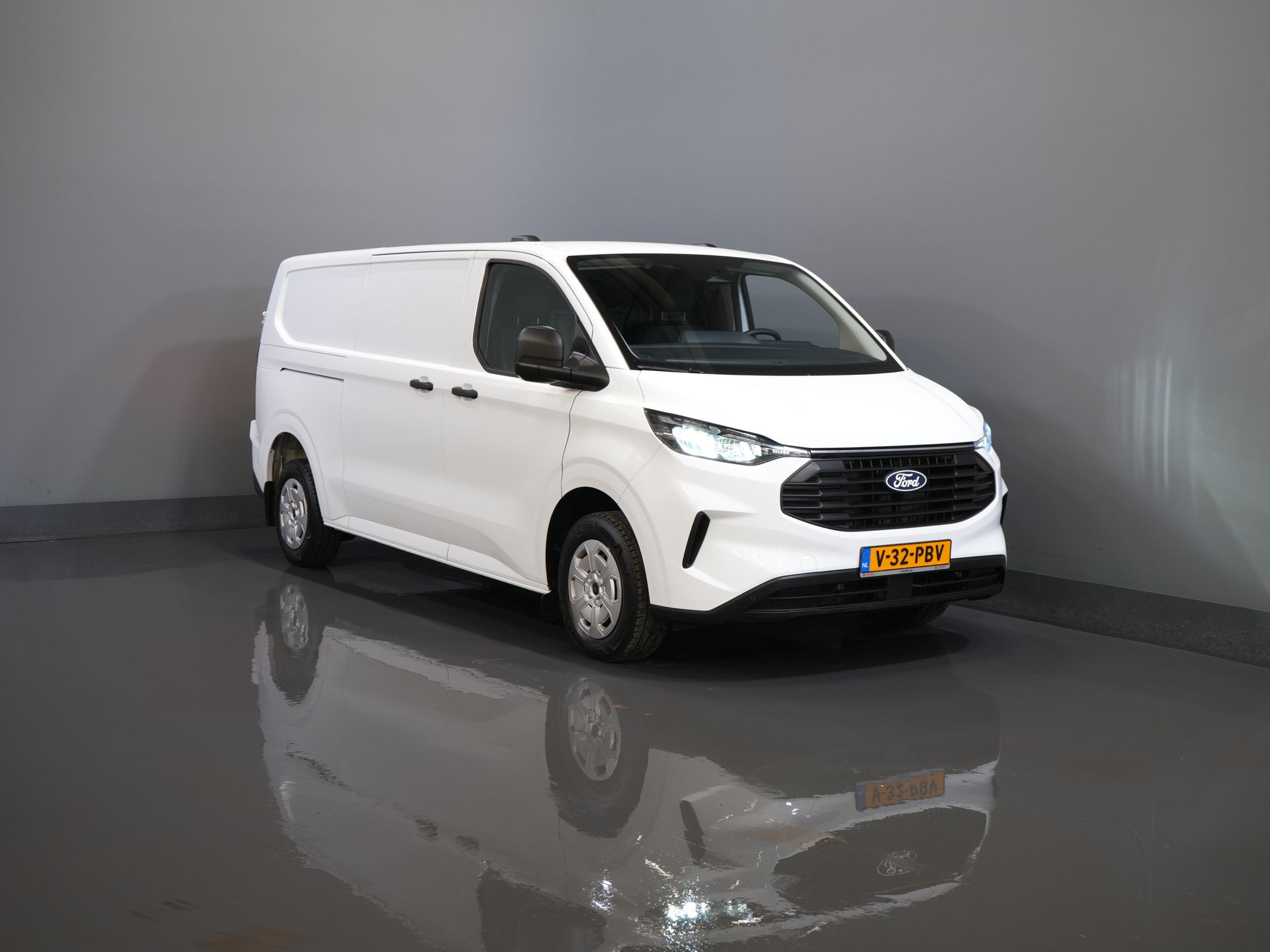 Ford Transit Custom Bestelbus 320 2.0 TDCI 135 pk L2 Trend LED/ 2.8t Trekverm./ Carplay/ Climate/ Cruise/ Camera/ PDC