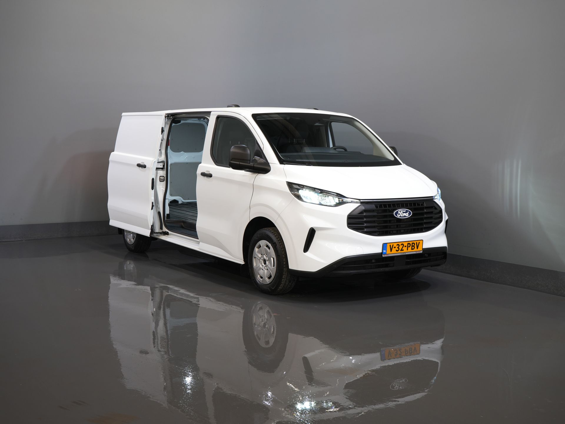 Ford Transit Custom Bestelbus 320 2.0 TDCI 135 pk L2 Trend LED/ 2.8t Trekverm./ Carplay/ Climate/ Cruise/ Camera/ PDC