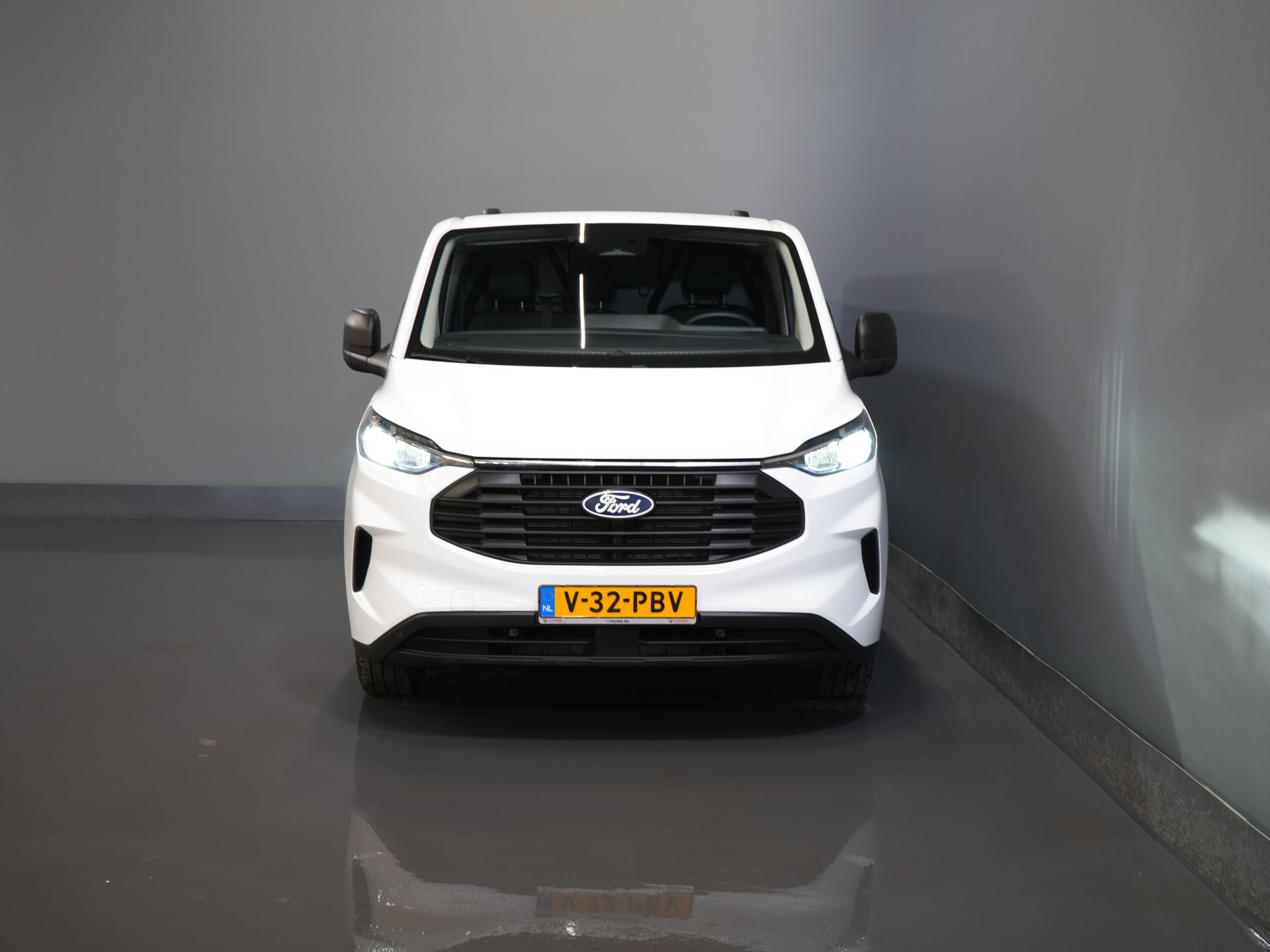 Ford Transit Custom Bestelbus 320 2.0 TDCI 135 pk L2 Trend LED/ 2.8t Trekverm./ Carplay/ Climate/ Cruise/ Camera/ PDC