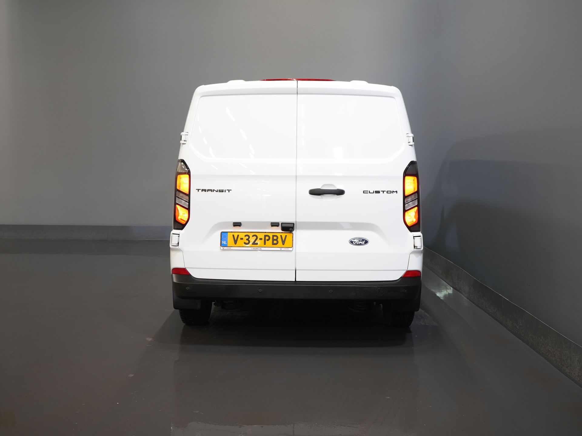 Ford Transit Custom Bestelbus 320 2.0 TDCI 135 pk L2 Trend LED/ 2.8t Trekverm./ Carplay/ Climate/ Cruise/ Camera/ PDC