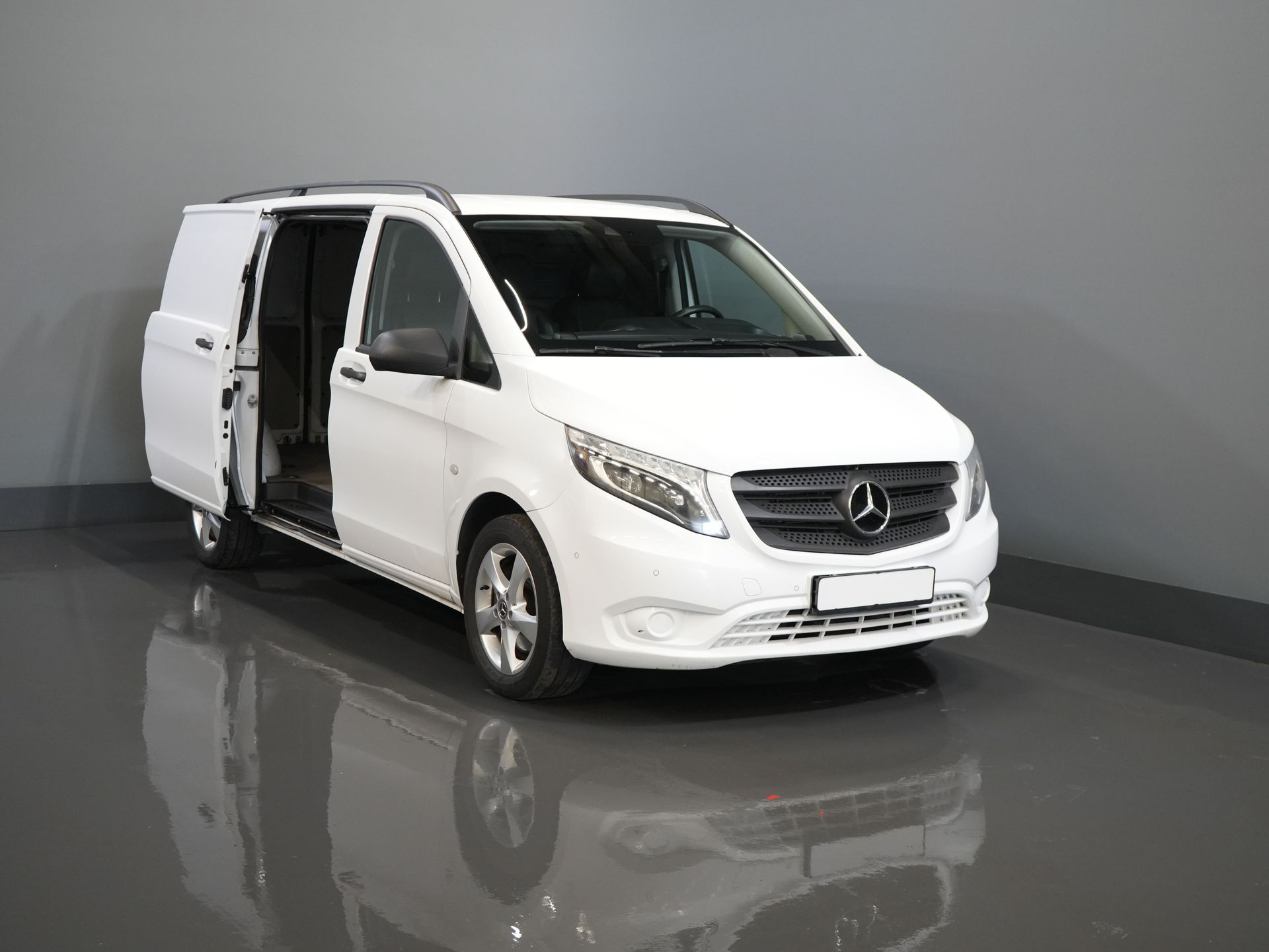 Mercedes-Benz Vito Van 119 CDI Aut. L2 EXPORT ONLY LED/ Stand heater/ Seat heating/ Navi/ PDC/ Camera/ Towing hook