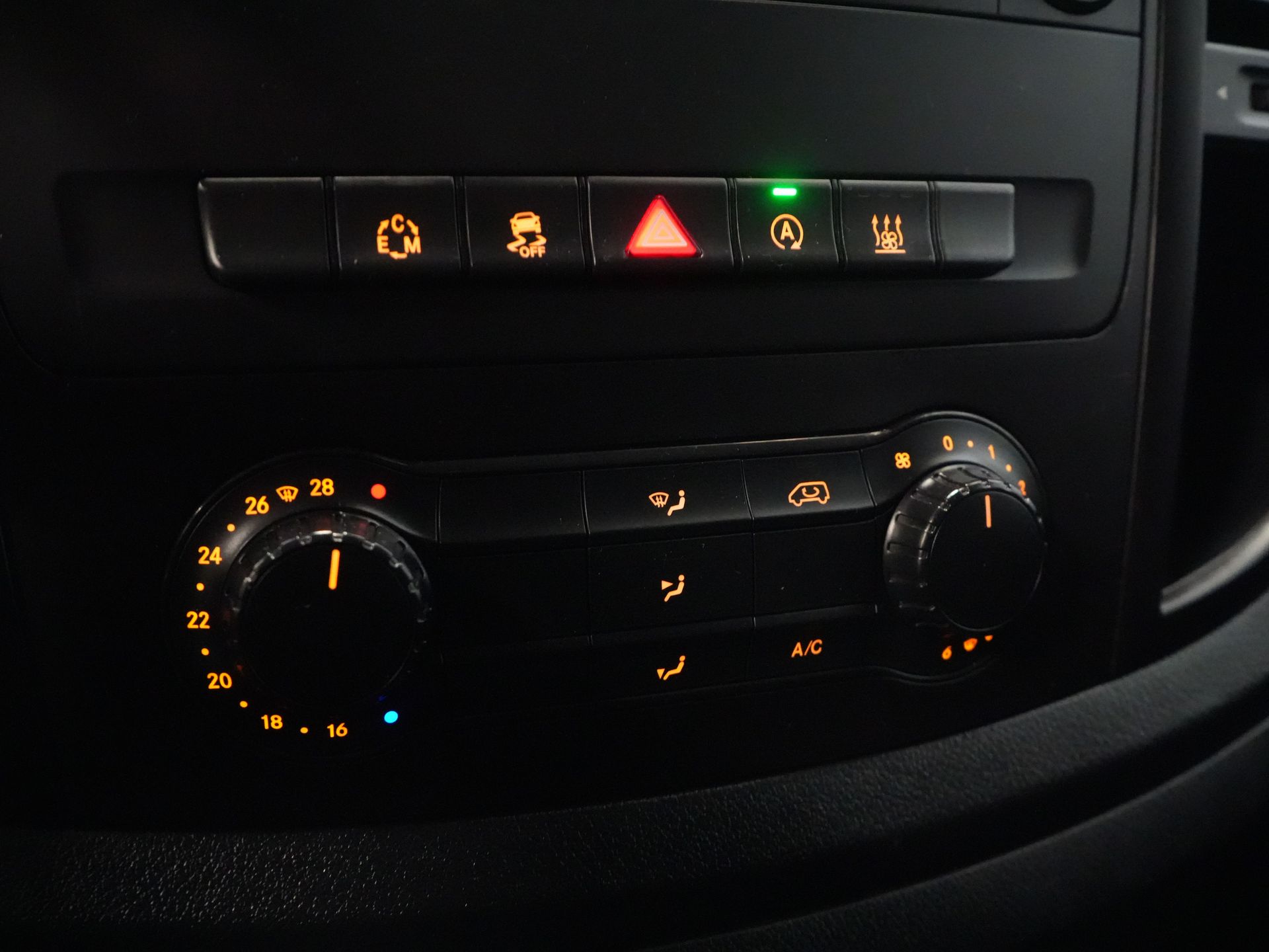 Mercedes-Benz Vito Van 119 CDI Aut. L2 EXPORT ONLY LED/ Stand heater/ Seat heating/ Navi/ PDC/ Camera/ Towing hook