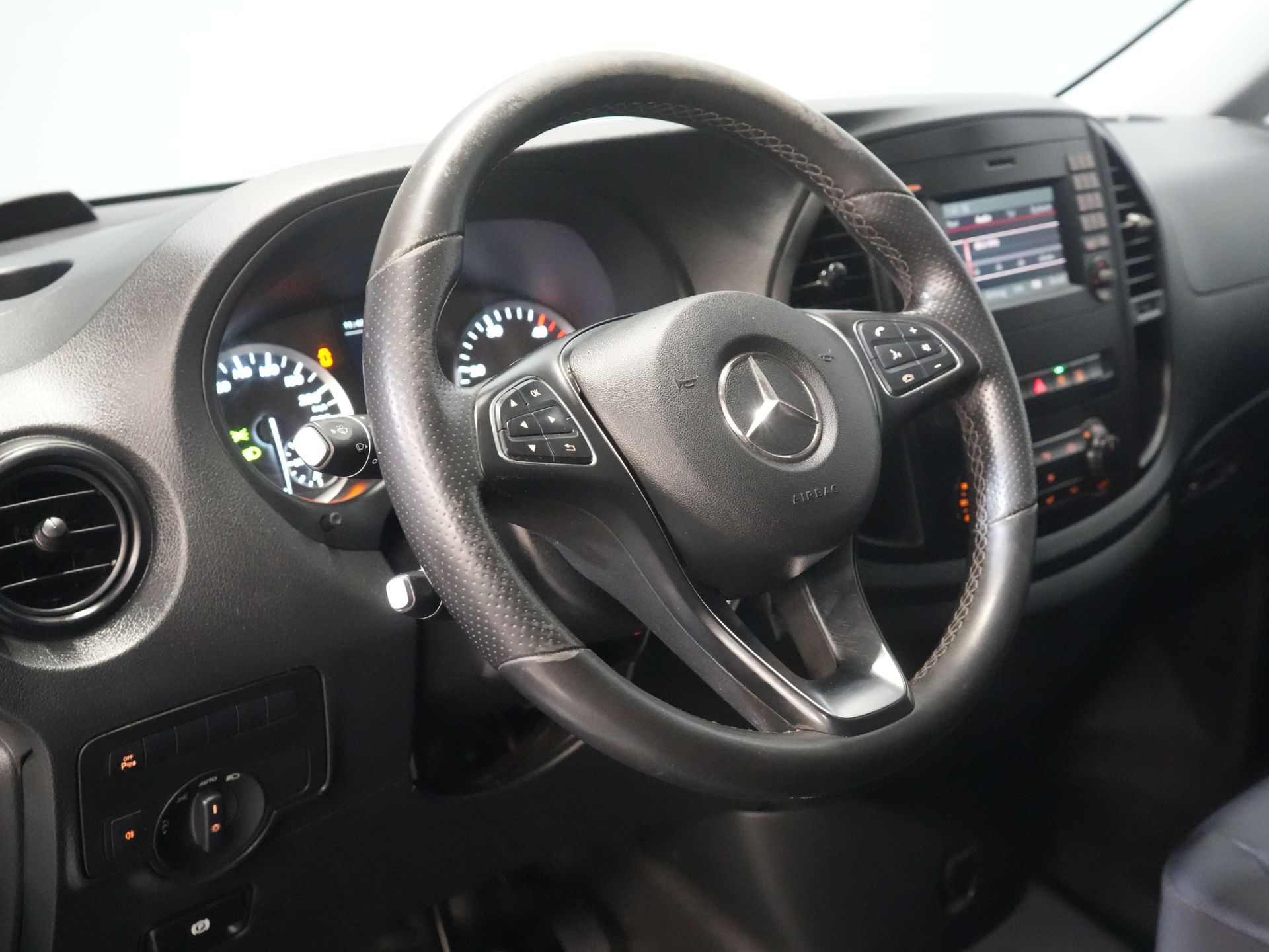 Mercedes-Benz Vito Van 119 CDI Aut. L2 EXPORT ONLY LED/ Stand heater/ Seat heating/ Navi/ PDC/ Camera/ Towing hook