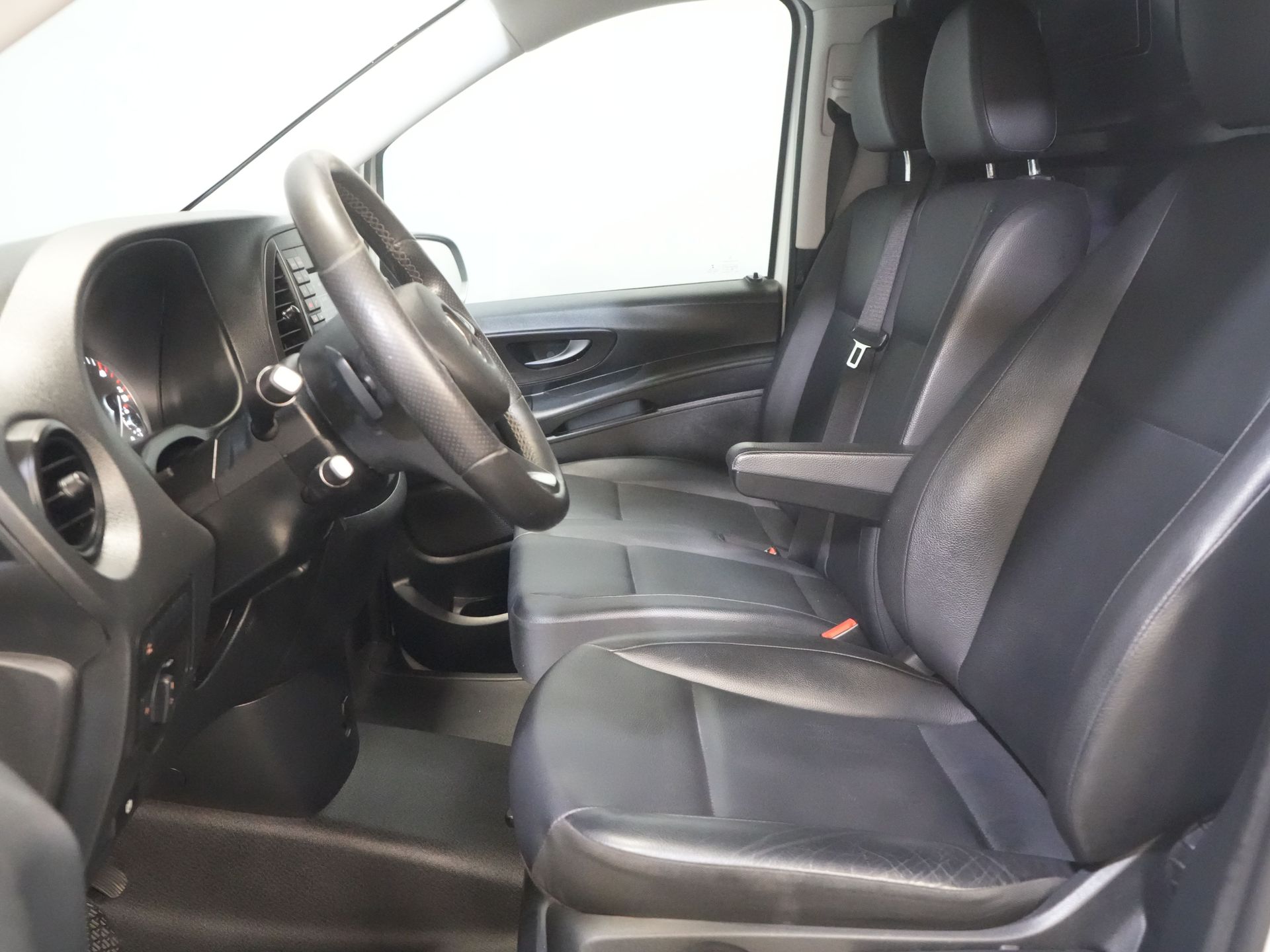 Mercedes-Benz Vito Van 119 CDI Aut. L2 EXPORT ONLY LED/ Stand heater/ Seat heating/ Navi/ PDC/ Camera/ Towing hook