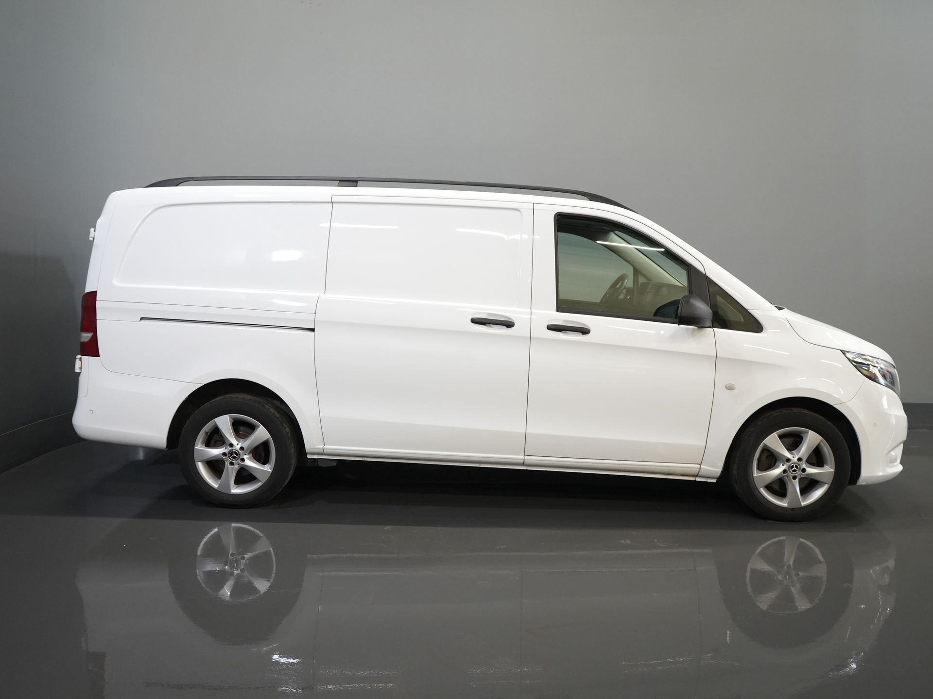 Mercedes-Benz Vito Van 119 CDI Aut. L2 EXPORT ONLY LED/ Stand heater/ Seat heating/ Navi/ PDC/ Camera/ Towing hook