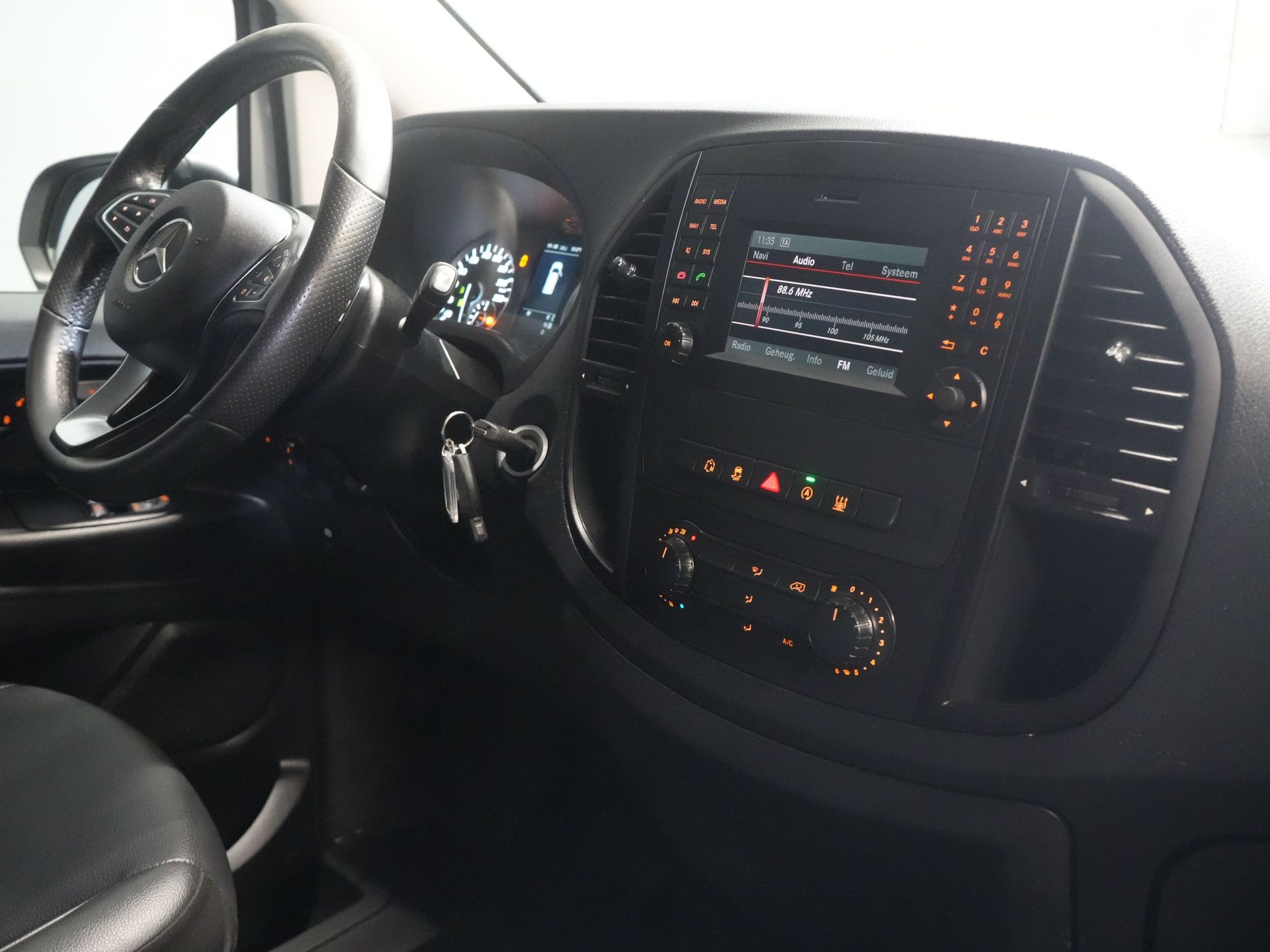 Mercedes-Benz Vito Van 119 CDI Aut. L2 EXPORT ONLY LED/ Stand heater/ Seat heating/ Navi/ PDC/ Camera/ Towing hook