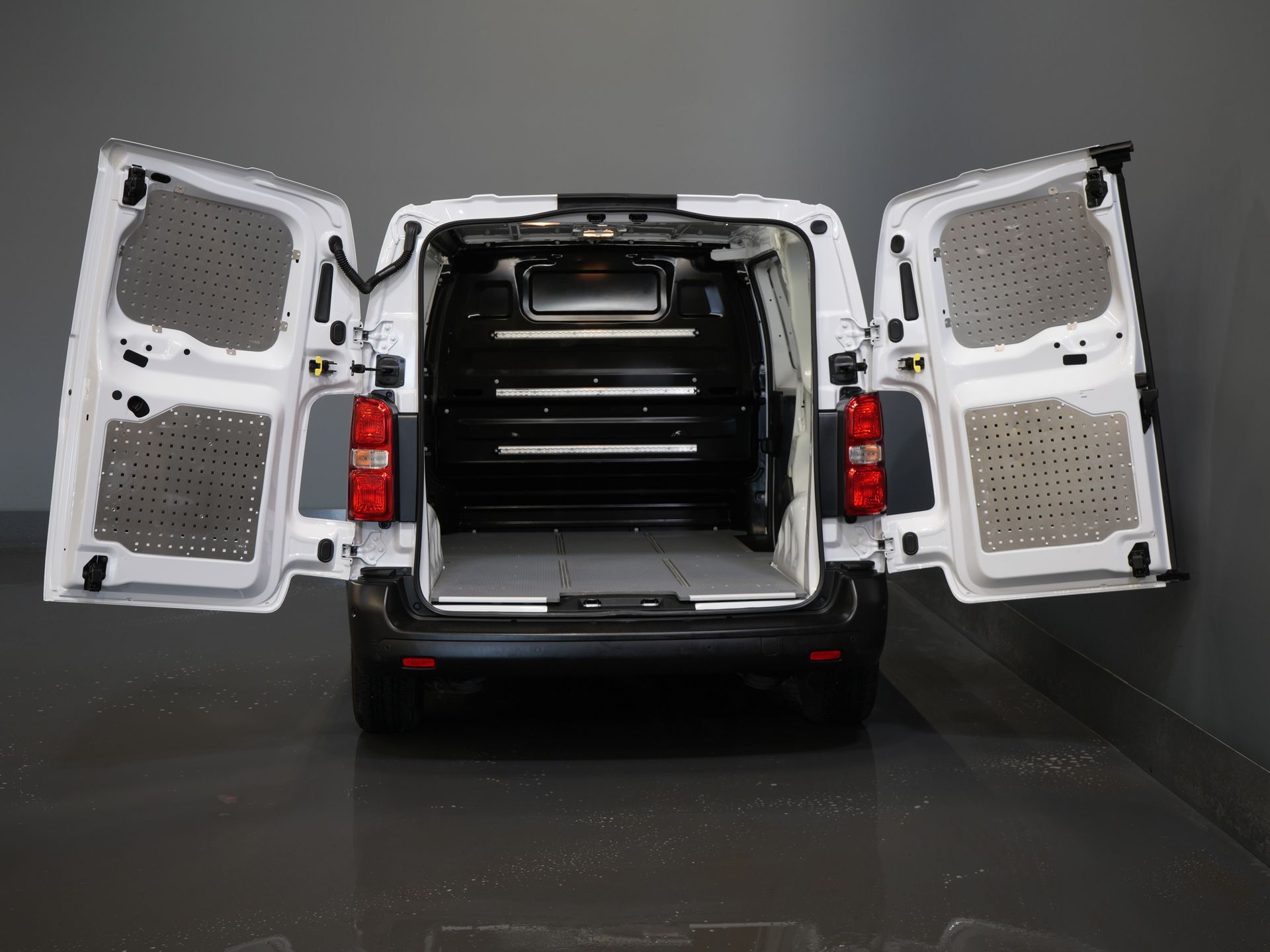 Opel Vivaro Bestelbus 2.0 HDi 145 pk Aut. L2 Dealer Onderhouden/ 2.3t Trekverm./ Stoelverw./ Carplay/ Camera/ PDC/ LMV/ Cruise/ Airco