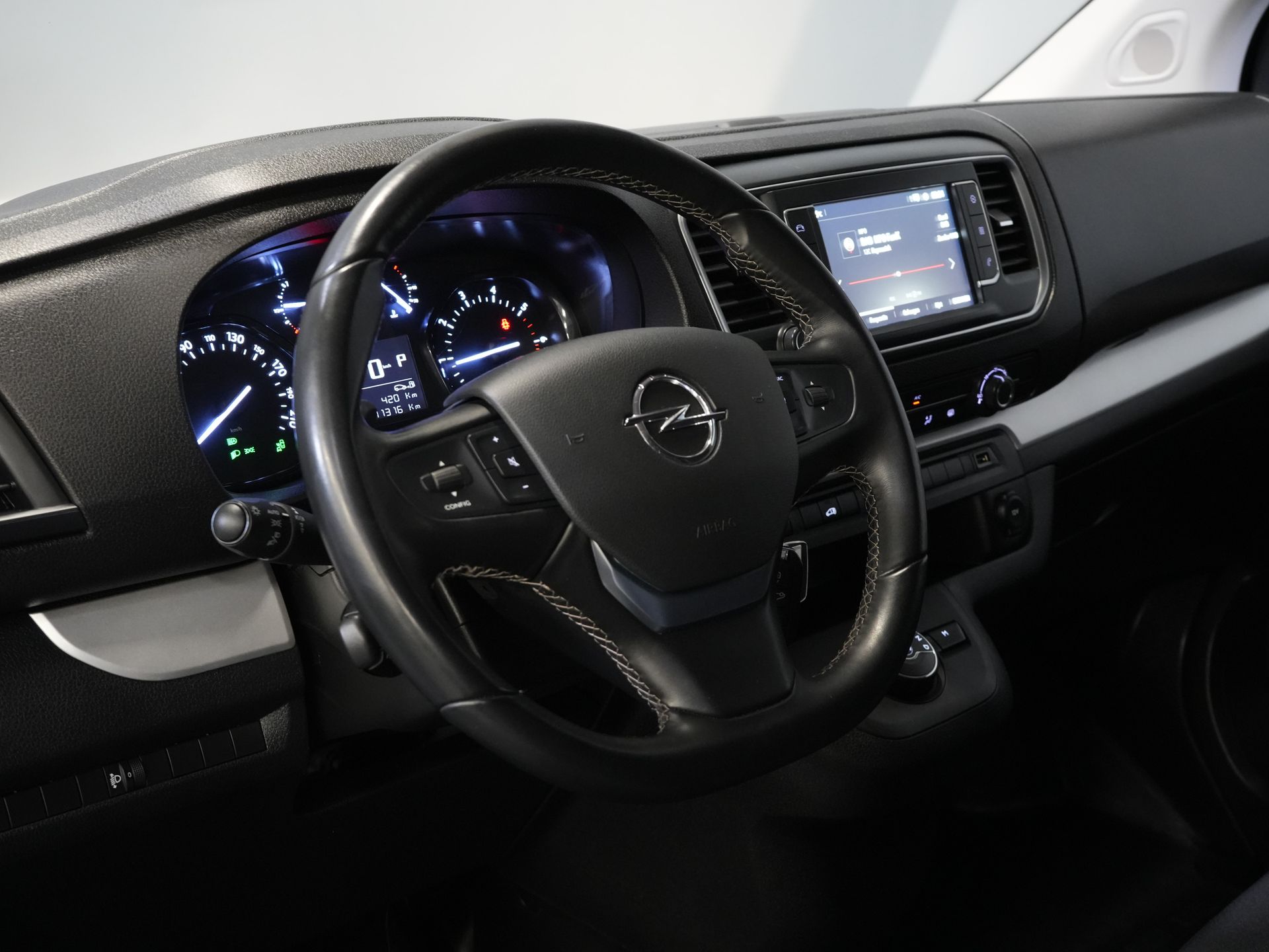 Opel Vivaro Bestelbus 2.0 HDi 145 pk Aut. L2 Dealer Onderhouden/ 2.3t Trekverm./ Stoelverw./ Carplay/ Camera/ PDC/ LMV/ Cruise/ Airco