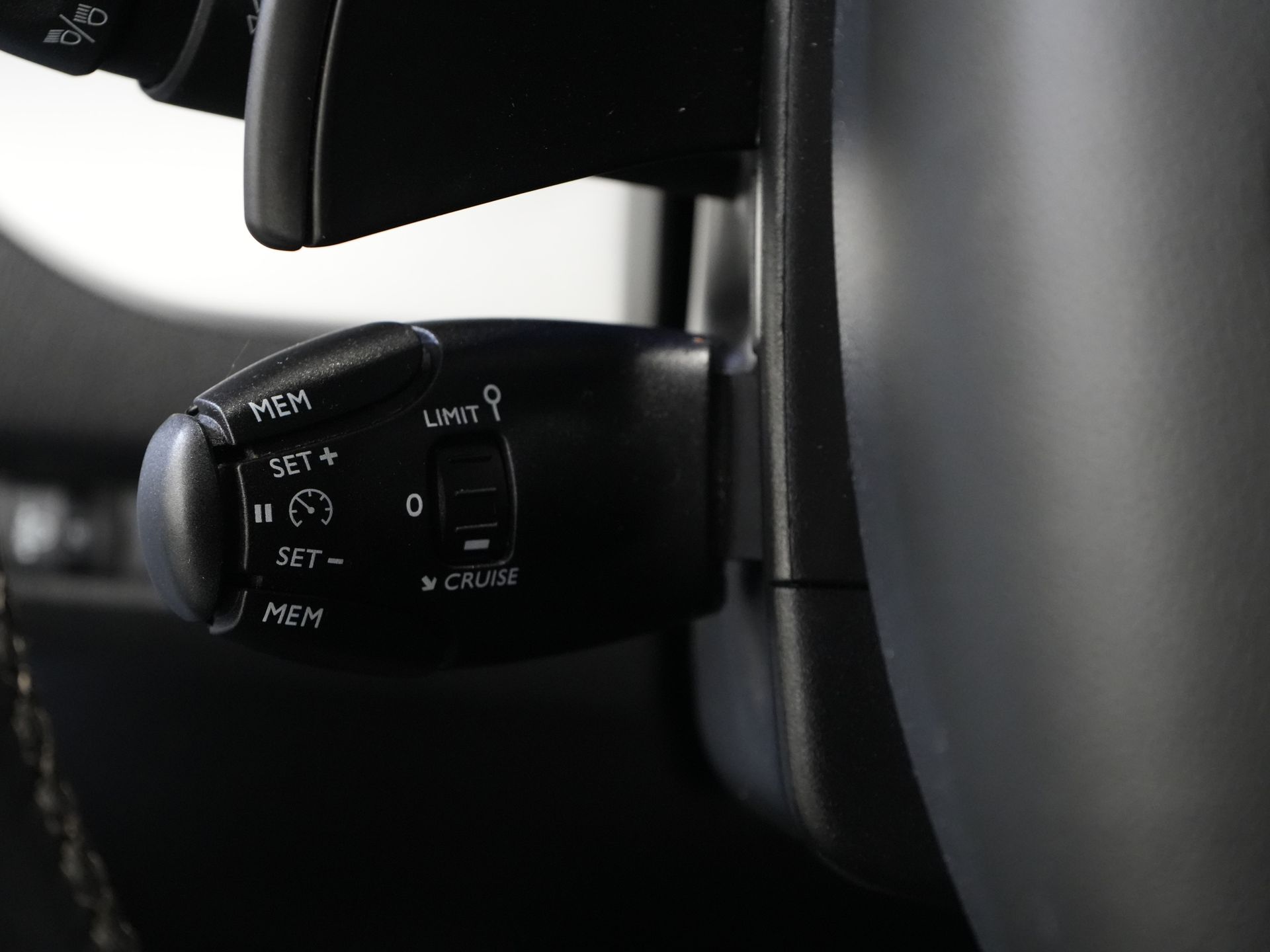 Opel Vivaro Bestelbus 2.0 HDi 145 pk Aut. L2 Dealer Onderhouden/ 2.3t Trekverm./ Stoelverw./ Carplay/ Camera/ PDC/ LMV/ Cruise/ Airco