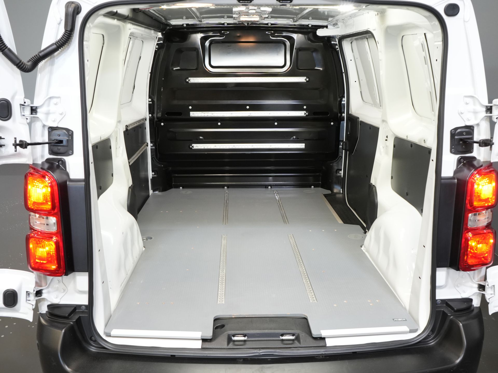 Opel Vivaro Bestelbus 2.0 HDi 145 pk Aut. L2 Dealer Onderhouden/ 2.3t Trekverm./ Stoelverw./ Carplay/ Camera/ PDC/ LMV/ Cruise/ Airco