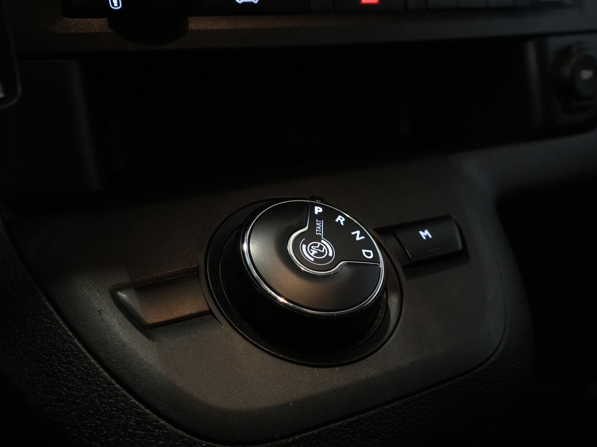 Opel Vivaro Bestelbus 2.0 HDi 145 pk Aut. L2 Dealer Onderhouden/ 2.3t Trekverm./ Stoelverw./ Carplay/ Camera/ PDC/ LMV/ Cruise/ Airco