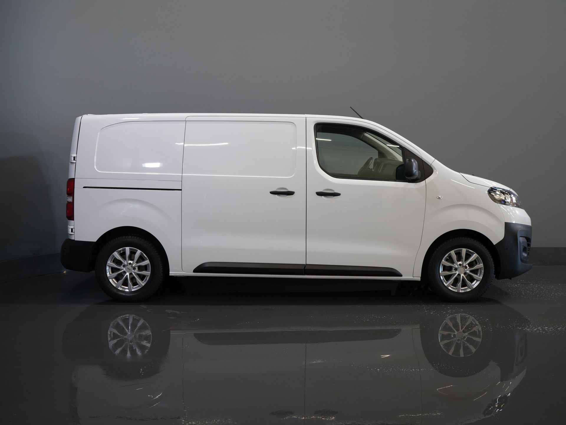 Opel Vivaro Bestelbus 2.0 HDi 145 pk Aut. L2 Dealer Onderhouden/ 2.3t Trekverm./ Stoelverw./ Carplay/ Camera/ PDC/ LMV/ Cruise/ Airco