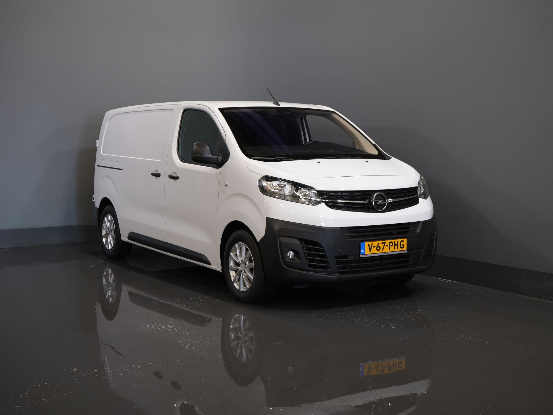 Opel Vivaro Bestelbus 2.0 HDi 145 pk Aut. L2 Dealer Onderhouden/ 2.3t Trekverm./ Stoelverw./ Carplay/ Camera/ PDC/ LMV/ Cruise/ Airco