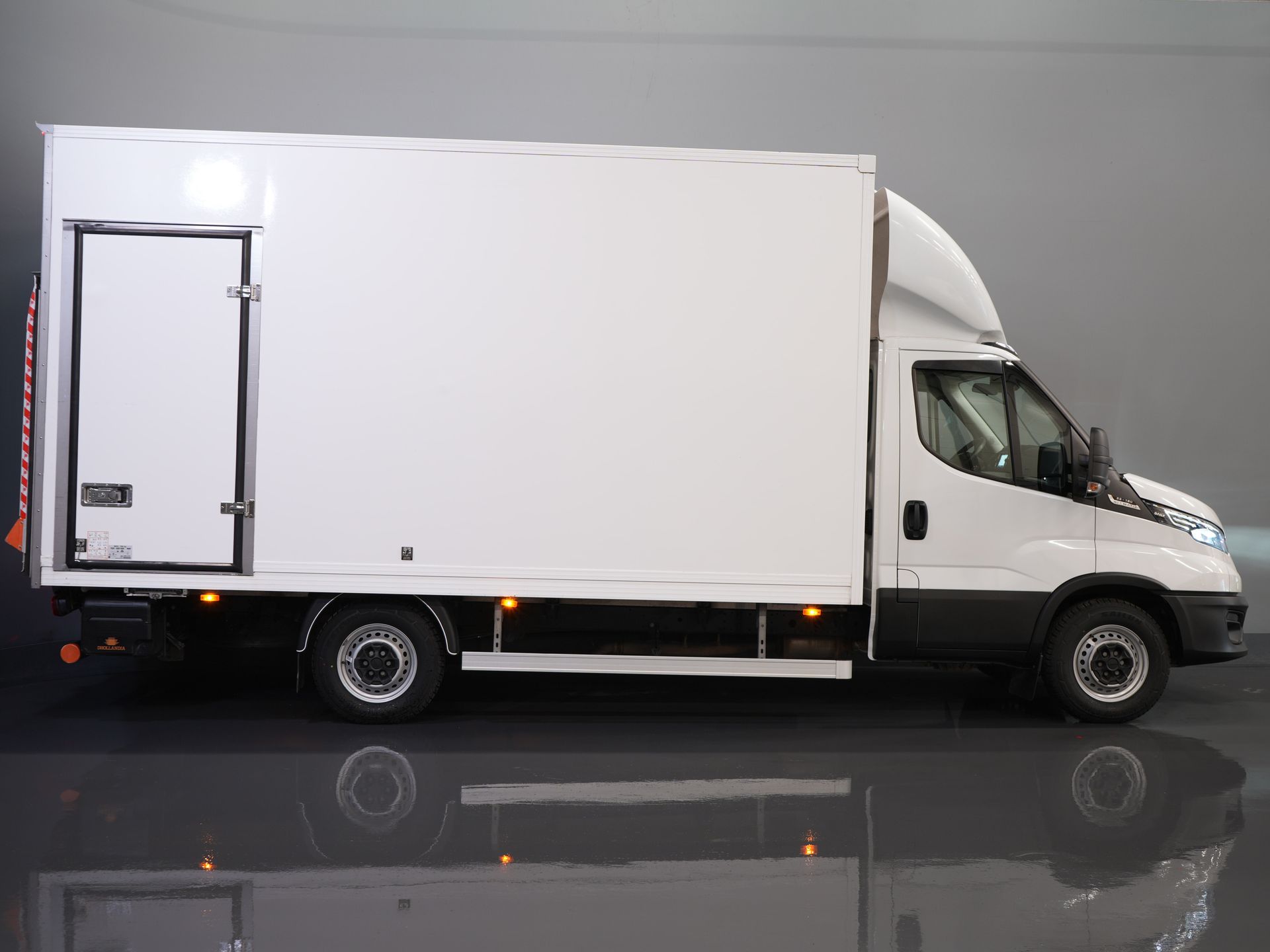 Iveco Daily Bakwagen 35S18HV 3.0 Aut. ZF BPM FREE! Box truck tailgate/ Side door/ LED/ Spoiler/ 3.5T towing capacity/ Gev.Seats/ Adapt.Cruise/ Navi/ Carplay/ 