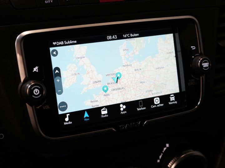 Iveco Daily Bakwagen 35S18HV 3.0 Aut. ZF BPM FREE! Box truck tailgate/ Side door/ LED/ Spoiler/ 3.5T towing capacity/ Gev.Seats/ Adapt.Cruise/ Navi/ Carplay/ 