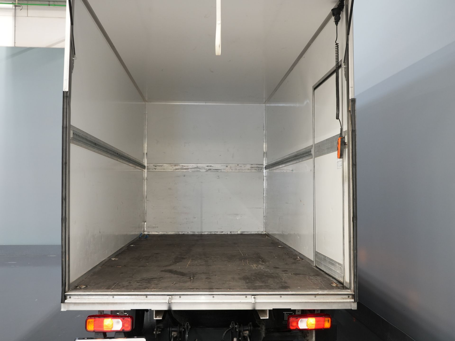 Iveco Daily Bakwagen 35S18HV 3.0 Aut. ZF BPM FREE! Box truck tailgate/ Side door/ LED/ Spoiler/ 3.5T towing capacity/ Gev.Seats/ Adapt.Cruise/ Navi/ Carplay/ 