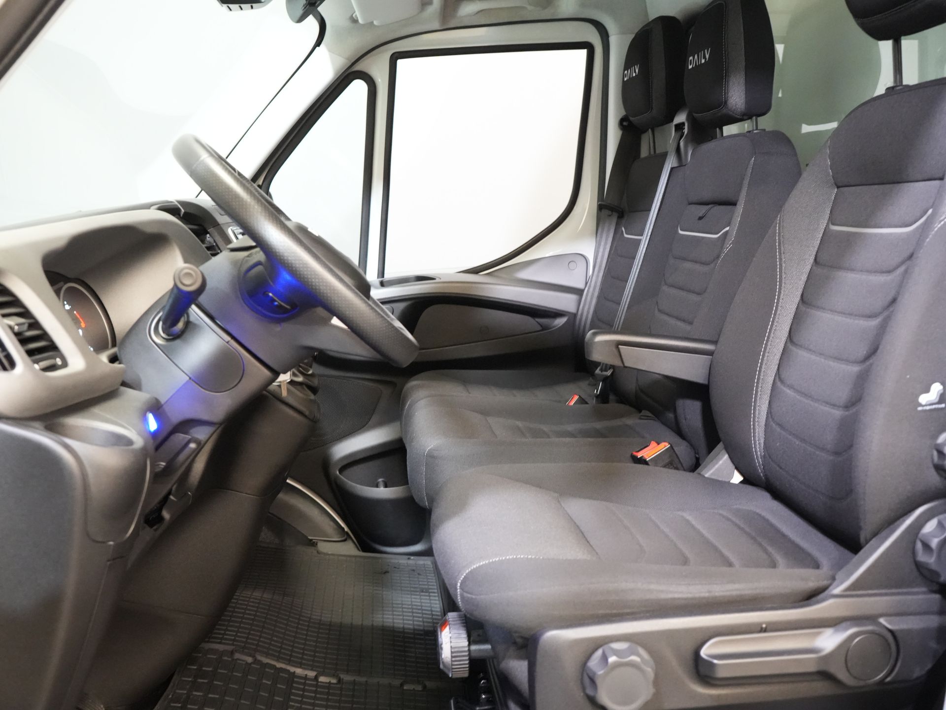 Iveco Daily Bakwagen 35S18HV 3.0 Aut. ZF BPM FREE! Box truck tailgate/ Side door/ LED/ Spoiler/ 3.5T towing capacity/ Gev.Seats/ Adapt.Cruise/ Navi/ Carplay/ 