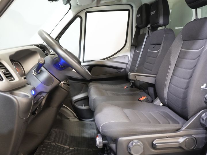 Iveco Daily Bakwagen 35S18HV 3.0 Aut. ZF BPM FREE! Box truck tailgate/ Side door/ LED/ Spoiler/ 3.5T towing capacity/ Gev.Seats/ Adapt.Cruise/ Navi/ Carplay/ 