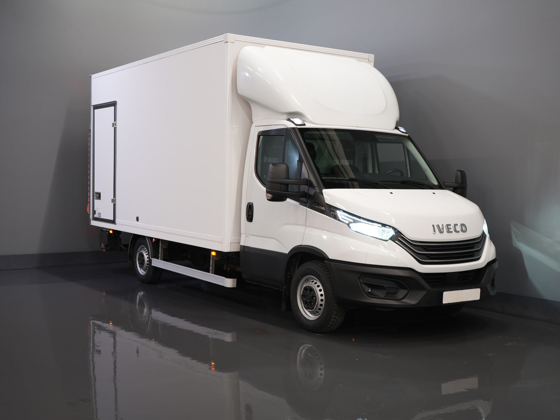 Iveco Daily Bakwagen 35S18HV 3.0 Aut. ZF BPM FREE! Box truck tailgate/ Side door/ LED/ Spoiler/ 3.5T towing capacity/ Gev.Seats/ Adapt.Cruise/ Navi/ Carplay/ 