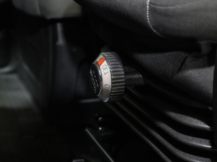 Iveco Daily Bakwagen 35S18HV 3.0 Aut. ZF BPM FREE! Box truck tailgate/ Side door/ LED/ Spoiler/ 3.5T towing capacity/ Gev.Seats/ Adapt.Cruise/ Navi/ Carplay/ 