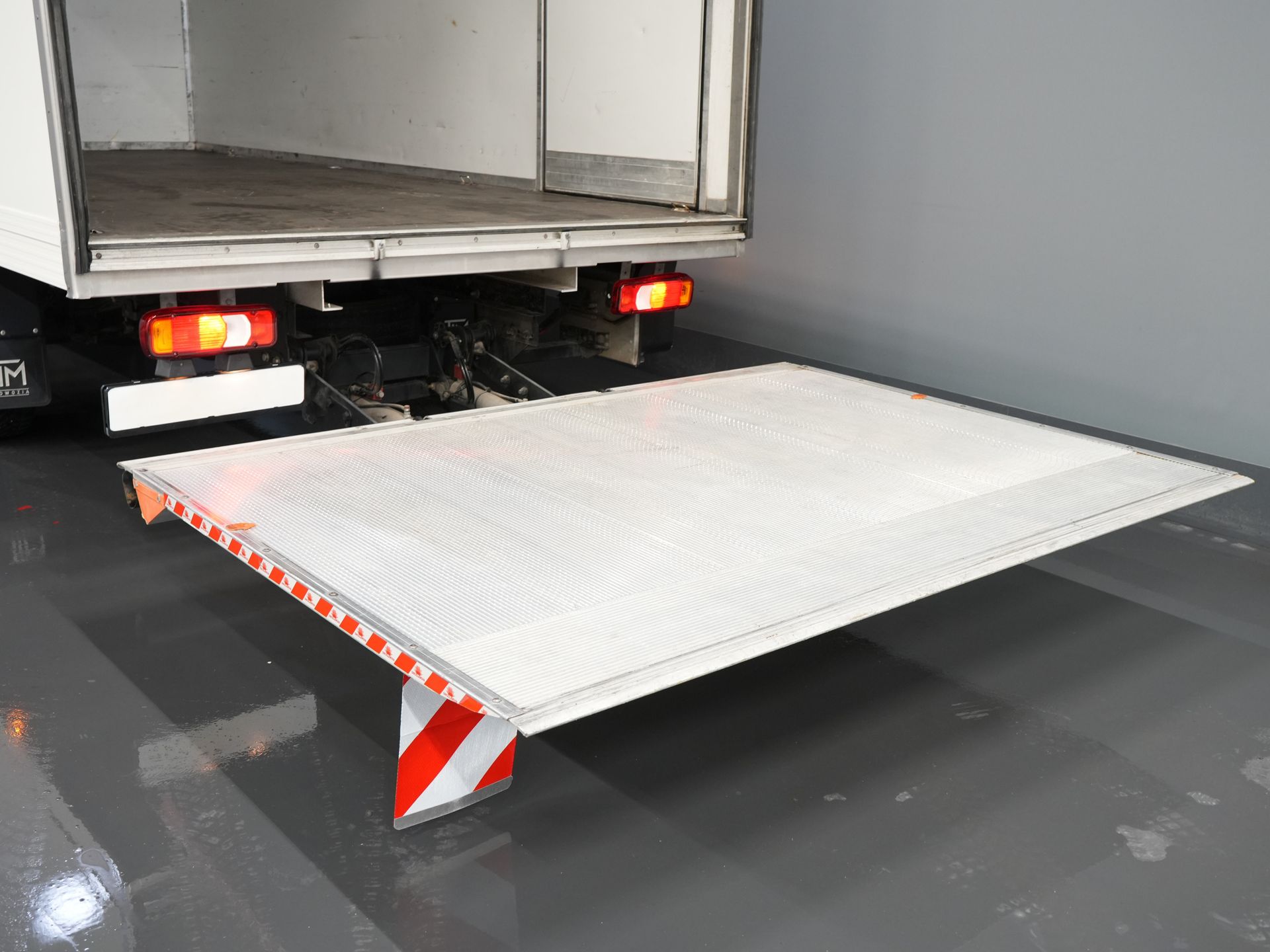 Iveco Daily Bakwagen 35S18HV 3.0 Aut. ZF BPM FREE! Box truck tailgate/ Side door/ LED/ Spoiler/ 3.5T towing capacity/ Gev.Seats/ Adapt.Cruise/ Navi/ Carplay/ 