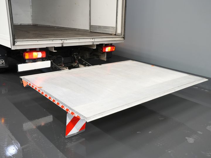 Iveco Daily Bakwagen 35S18HV 3.0 Aut. ZF BPM FREE! Box truck tailgate/ Side door/ LED/ Spoiler/ 3.5T towing capacity/ Gev.Seats/ Adapt.Cruise/ Navi/ Carplay/ 