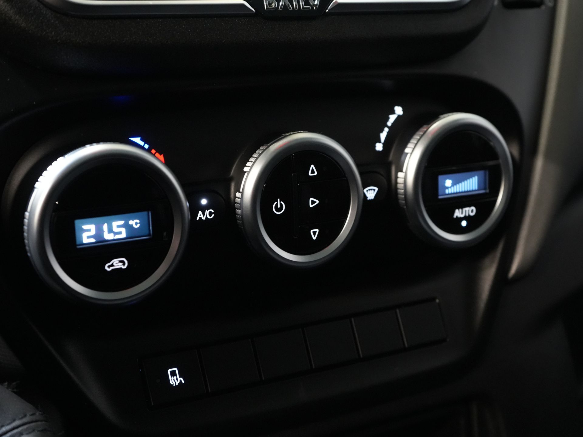 Iveco Daily Bakwagen 35S18HV 3.0 Aut. ZF BPM FREE! Box truck tailgate/ Side door/ LED/ Spoiler/ 3.5T towing capacity/ Gev.Seats/ Adapt.Cruise/ Navi/ Carplay/ 