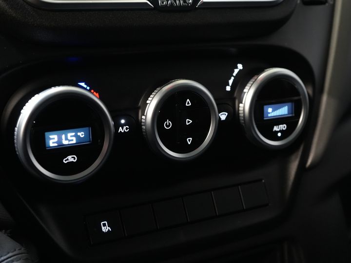 Iveco Daily Bakwagen 35S18HV 3.0 Aut. ZF BPM FREE! Box truck tailgate/ Side door/ LED/ Spoiler/ 3.5T towing capacity/ Gev.Seats/ Adapt.Cruise/ Navi/ Carplay/ 