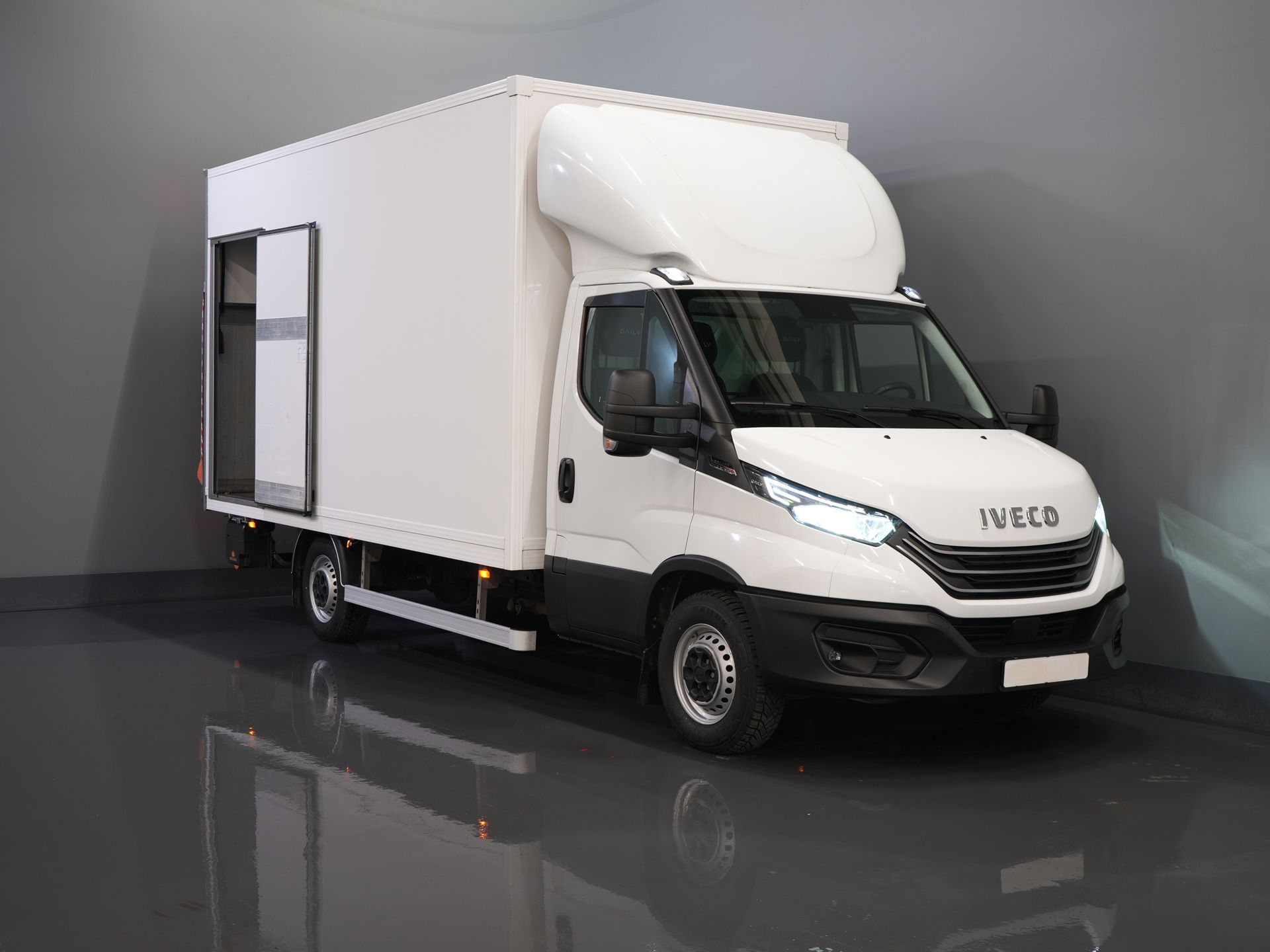 Iveco Daily Bakwagen 35S18HV 3.0 Aut. ZF BPM FREE! Box truck tailgate/ Side door/ LED/ Spoiler/ 3.5T towing capacity/ Gev.Seats/ Adapt.Cruise/ Navi/ Carplay/ 