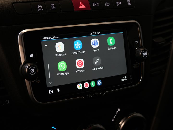 Iveco Daily Bakwagen 35S18HV 3.0 Aut. ZF BPM FREE! Box truck tailgate/ Side door/ LED/ Spoiler/ 3.5T towing capacity/ Gev.Seats/ Adapt.Cruise/ Navi/ Carplay/ 