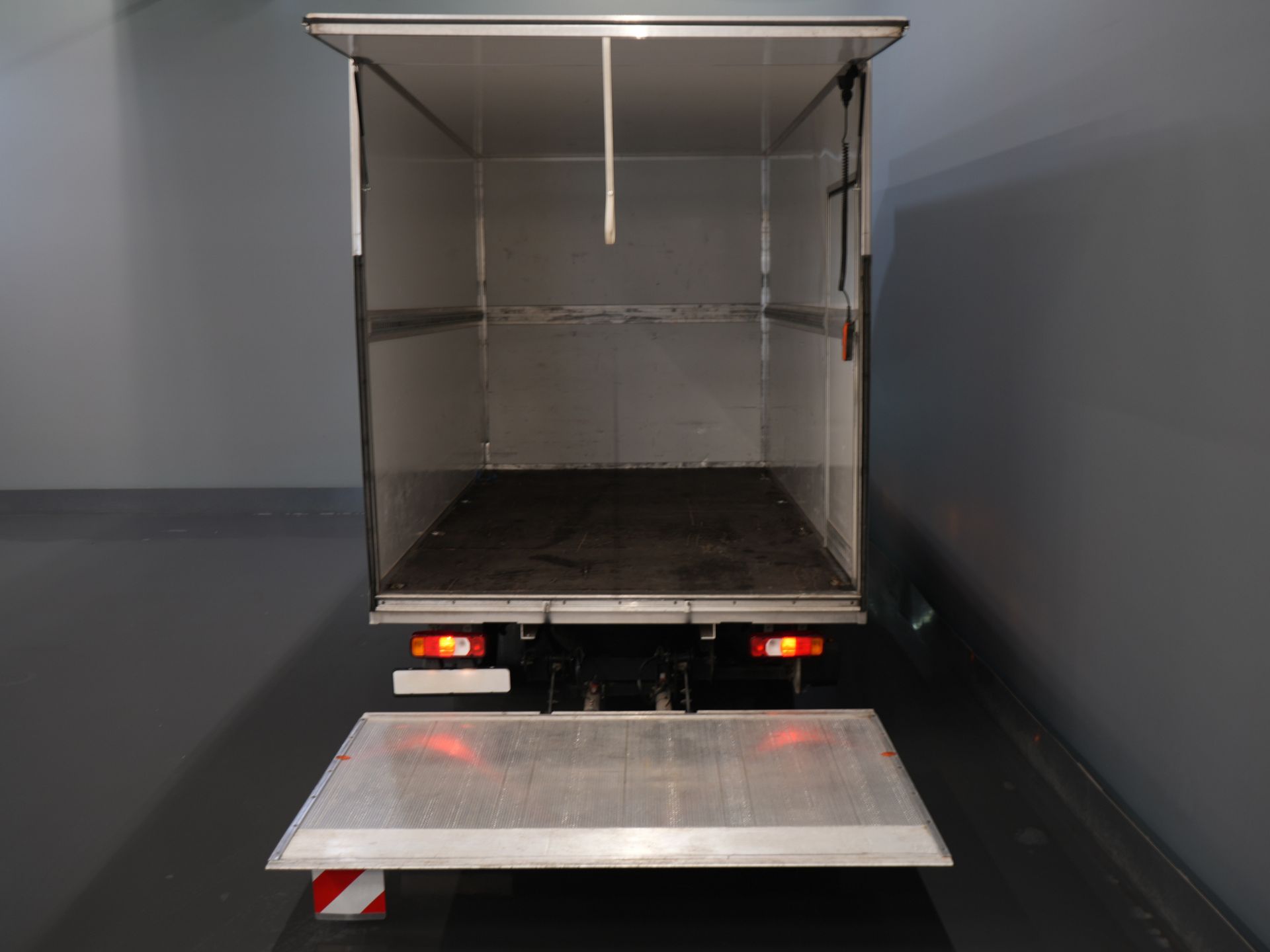 Iveco Daily Bakwagen 35S18HV 3.0 Aut. ZF BPM FREE! Box truck tailgate/ Side door/ LED/ Spoiler/ 3.5T towing capacity/ Gev.Seats/ Adapt.Cruise/ Navi/ Carplay/ 