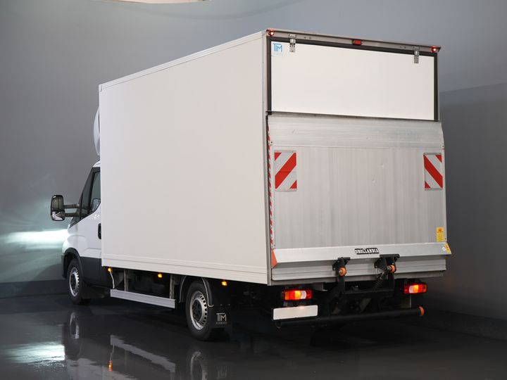 Iveco Daily Bakwagen 35S18HV 3.0 Aut. ZF BPM FREE! Box truck tailgate/ Side door/ LED/ Spoiler/ 3.5T towing capacity/ Gev.Seats/ Adapt.Cruise/ Navi/ Carplay/ 