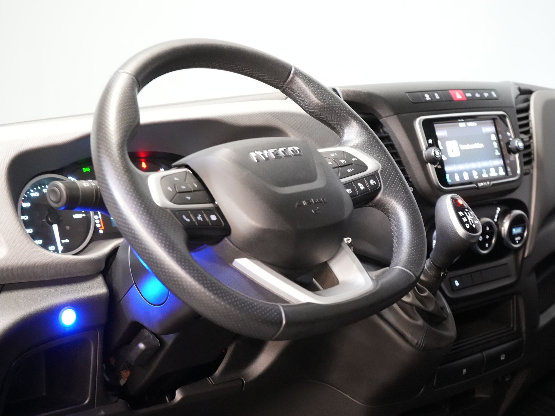 Iveco Daily Bakwagen 35S18HV 3.0 Aut. ZF BPM FREE! Box truck tailgate/ Side door/ LED/ Spoiler/ 3.5T towing capacity/ Gev.Seats/ Adapt.Cruise/ Navi/ Carplay/ 