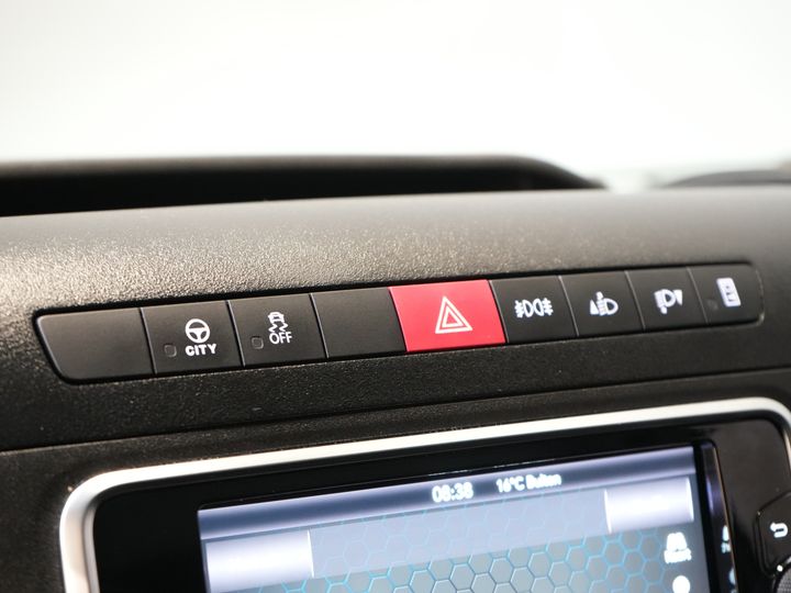 Iveco Daily Bakwagen 35S18HV 3.0 Aut. ZF BPM FREE! Box truck tailgate/ Side door/ LED/ Spoiler/ 3.5T towing capacity/ Gev.Seats/ Adapt.Cruise/ Navi/ Carplay/ 