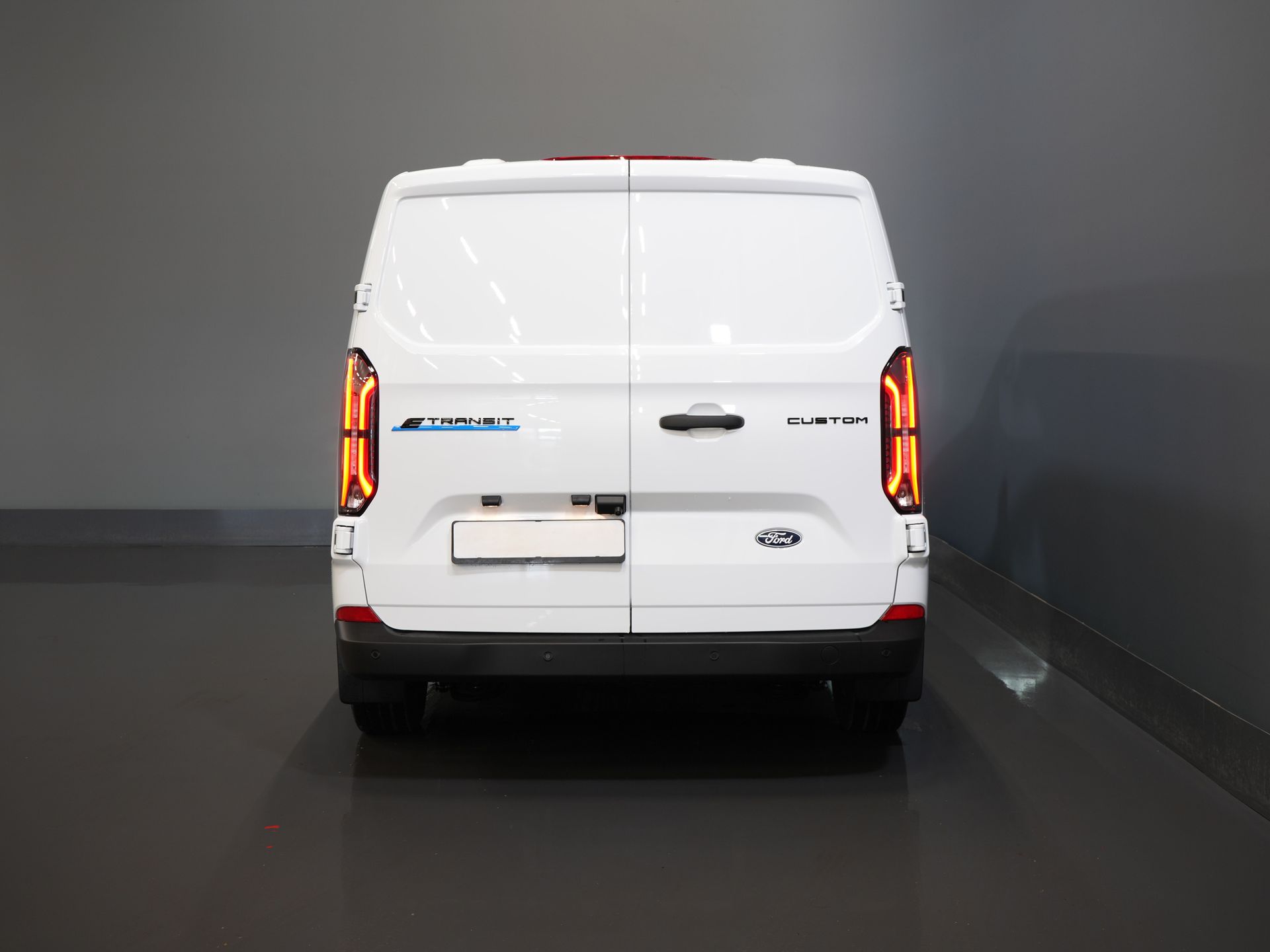 Ford E-Transit Custom Van 320 Trend 65 kWh 328 km WLTP LED/ Szybka ładowarka/ Ogrzewanie postojowe/ Ogrzewanie siedzeń/ Carplay/ Klimatyzacja/ Kamera/ PDC/ Tempomat