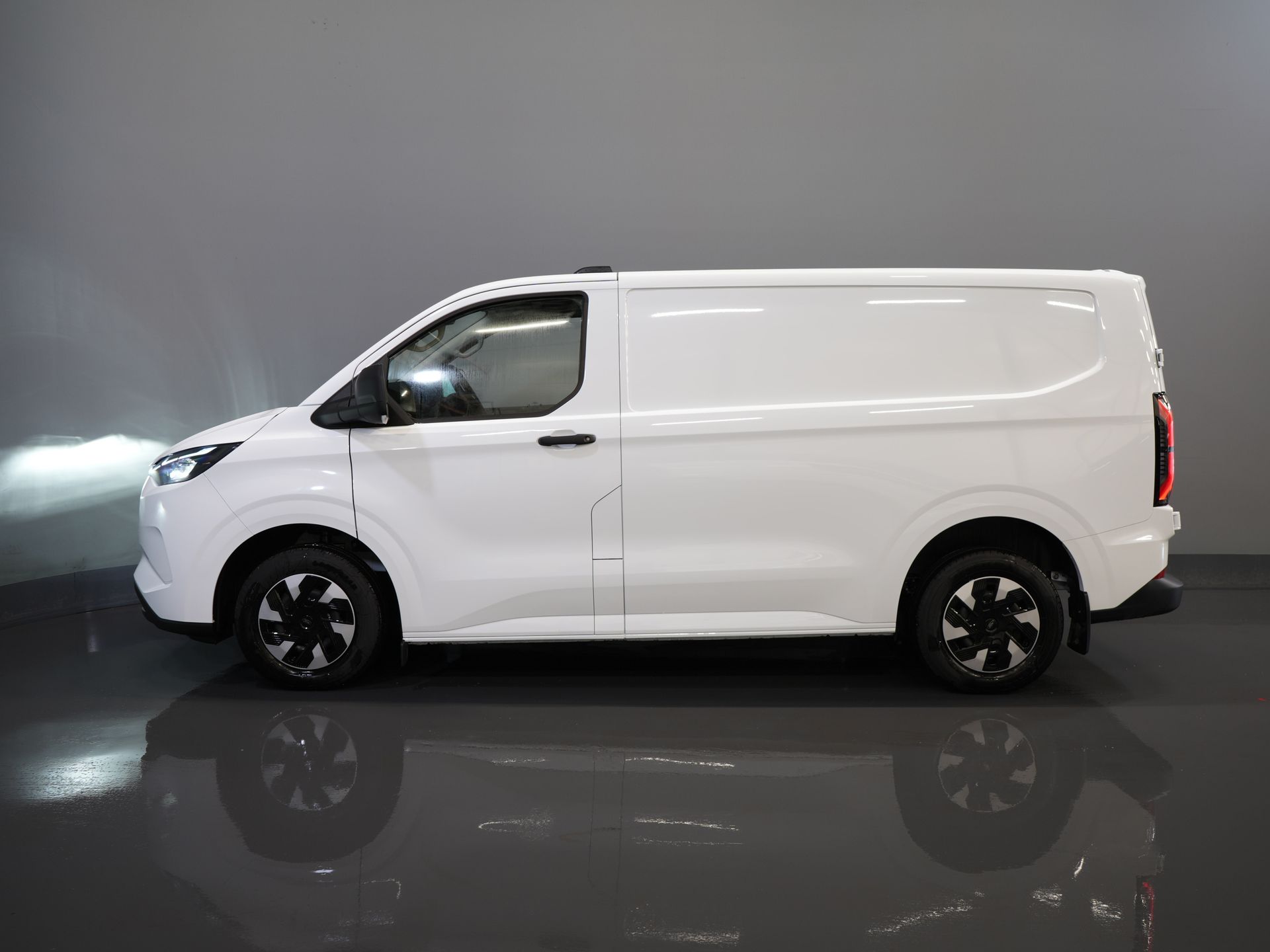Ford E-Transit Custom Van 320 Trend 65 kWh 328 km WLTP LED/ Szybka ładowarka/ Ogrzewanie postojowe/ Ogrzewanie siedzeń/ Carplay/ Klimatyzacja/ Kamera/ PDC/ Tempomat
