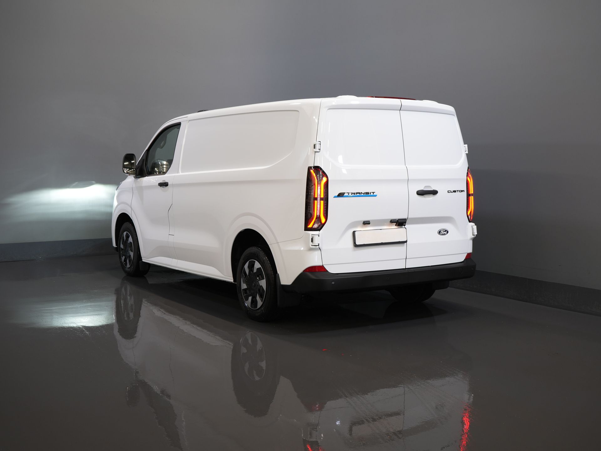 Ford E-Transit Custom Van 320 Trend 65 kWh 328 km WLTP LED/ Szybka ładowarka/ Ogrzewanie postojowe/ Ogrzewanie siedzeń/ Carplay/ Klimatyzacja/ Kamera/ PDC/ Tempomat
