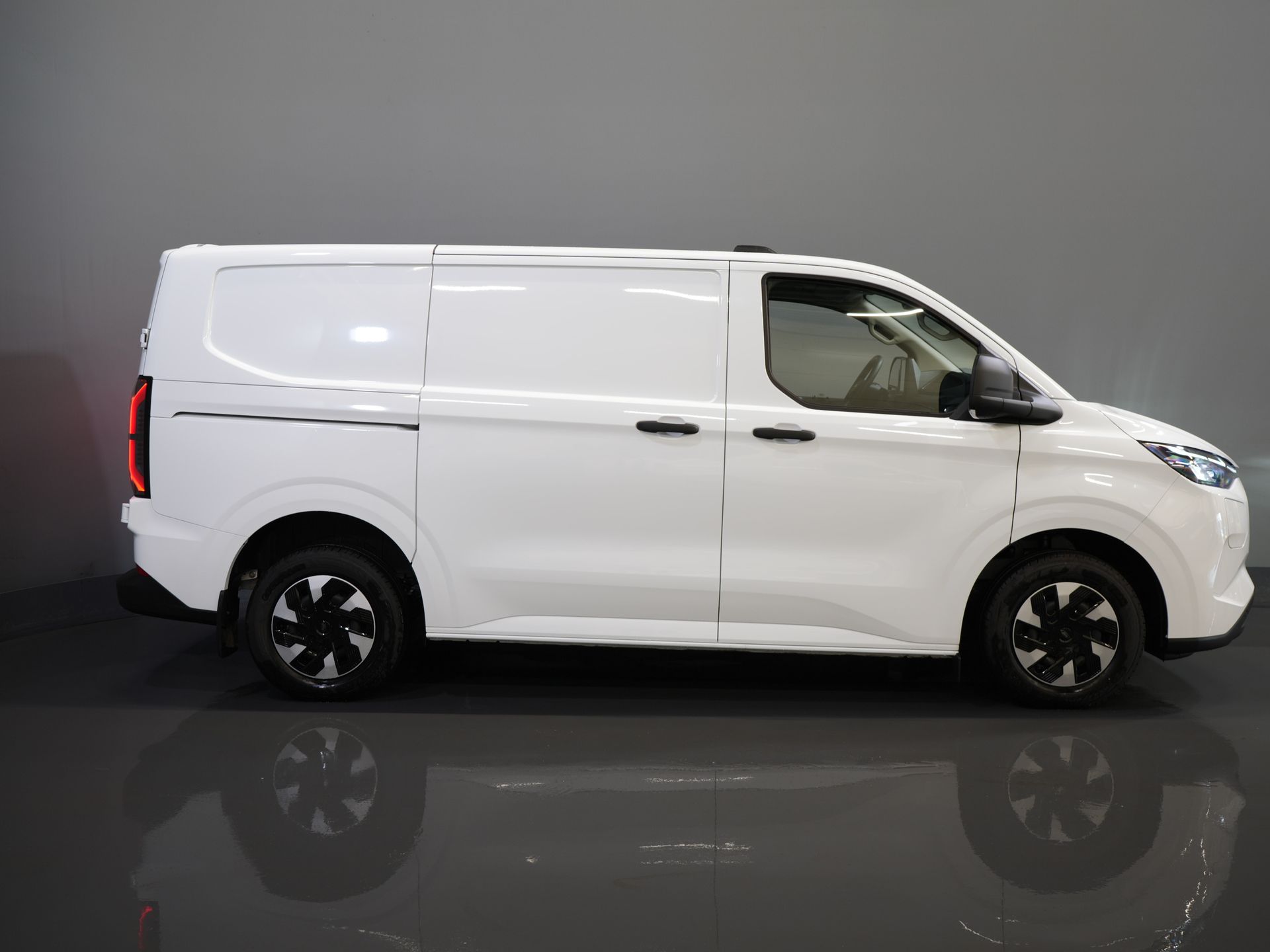 Ford E-Transit Custom Van 320 Trend 65 kWh 328 km WLTP LED/ Szybka ładowarka/ Ogrzewanie postojowe/ Ogrzewanie siedzeń/ Carplay/ Klimatyzacja/ Kamera/ PDC/ Tempomat