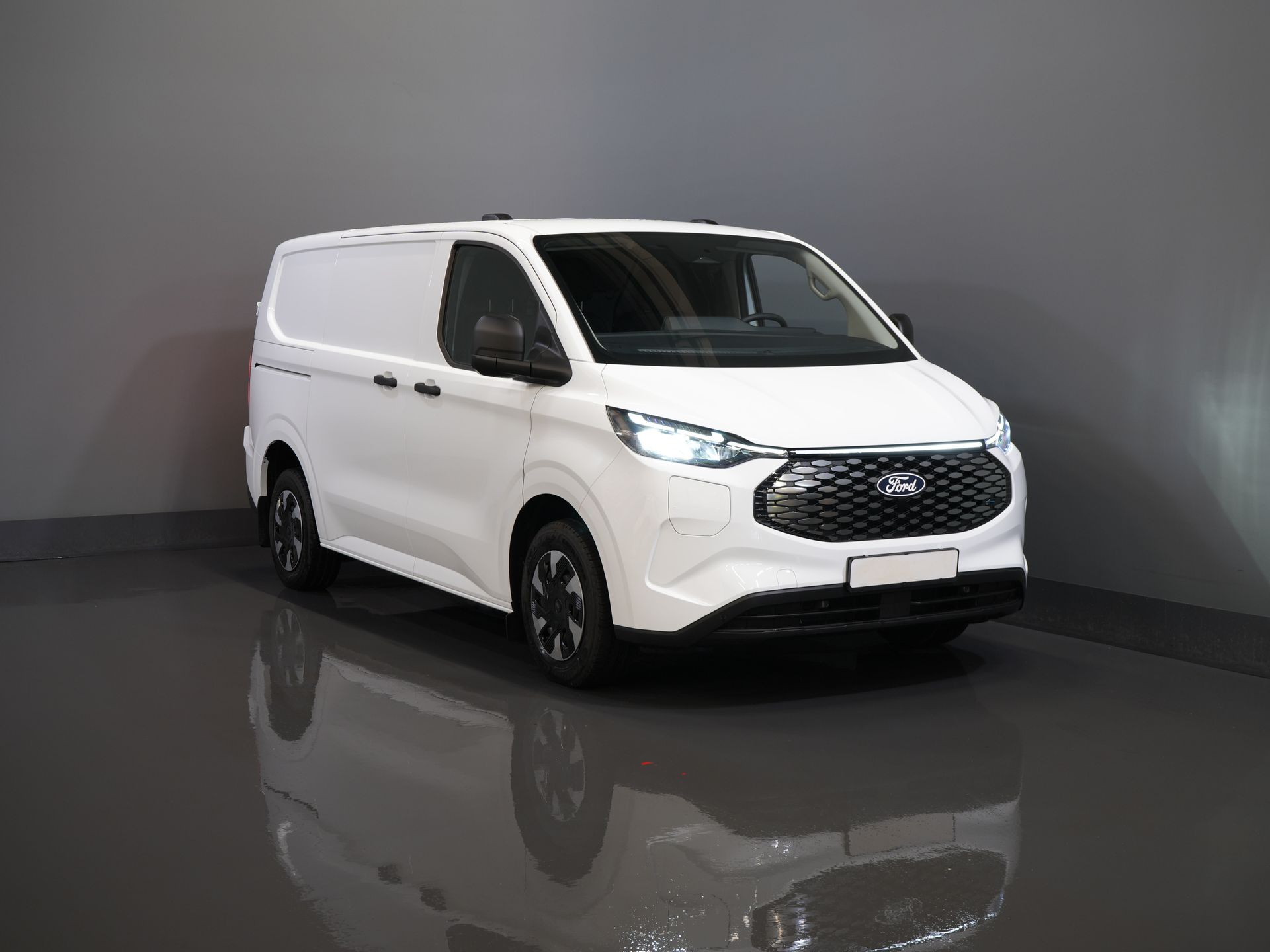 Ford E-Transit Custom Van 320 Trend 65 kWh 328 km WLTP LED/ Szybka ładowarka/ Ogrzewanie postojowe/ Ogrzewanie siedzeń/ Carplay/ Klimatyzacja/ Kamera/ PDC/ Tempomat