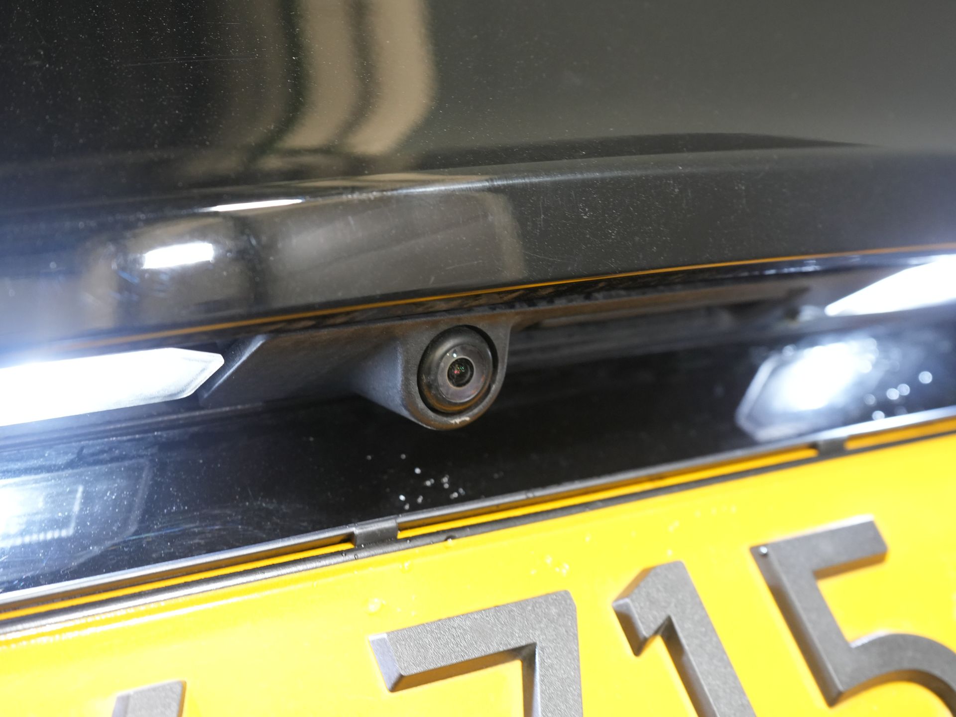 Tesla Model Y SUV 455 Km WLTP (DEMO) Adapt.Cruise/ Pano/ Elek.Sitze/ Mem.Sitz/ Elek.Klappe/ Sitzheizung/ Navi/ 360 Kamera/ Klima/ 20” LMV