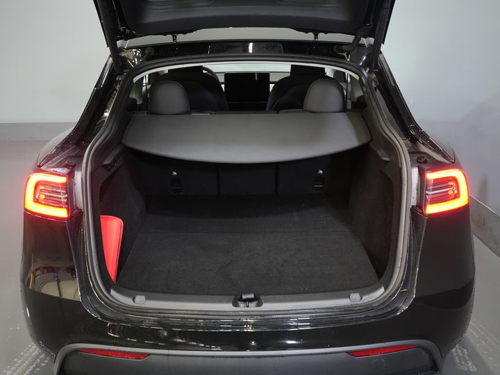 Tesla Model Y SUV 455 Km WLTP (DEMO) Adapt.Cruise/ Pano/ Elek.Sitze/ Mem.Sitz/ Elek.Klappe/ Sitzheizung/ Navi/ 360 Kamera/ Klima/ 20” LMV