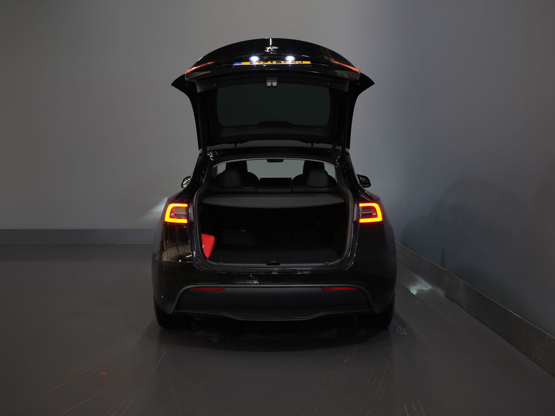 Tesla Model Y SUV 455 Km WLTP (DEMO) Adapt.Cruise/ Pano/ Elek.Sitze/ Mem.Sitz/ Elek.Klappe/ Sitzheizung/ Navi/ 360 Kamera/ Klima/ 20” LMV