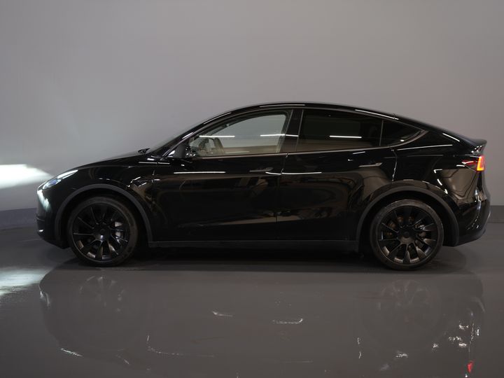 Tesla Model Y SUV 455 Km WLTP (DEMO) Adapt.Cruise/ Pano/ Elek.Sitze/ Mem.Sitz/ Elek.Klappe/ Sitzheizung/ Navi/ 360 Kamera/ Klima/ 20” LMV