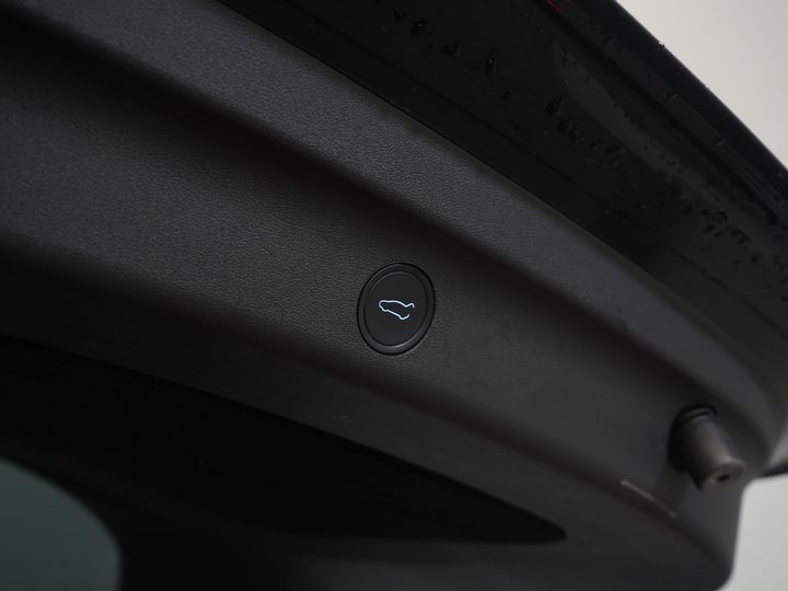 Tesla Model Y SUV 455 Km WLTP (DEMO) Adapt.Cruise/ Pano/ Elek.Sitze/ Mem.Sitz/ Elek.Klappe/ Sitzheizung/ Navi/ 360 Kamera/ Klima/ 20” LMV