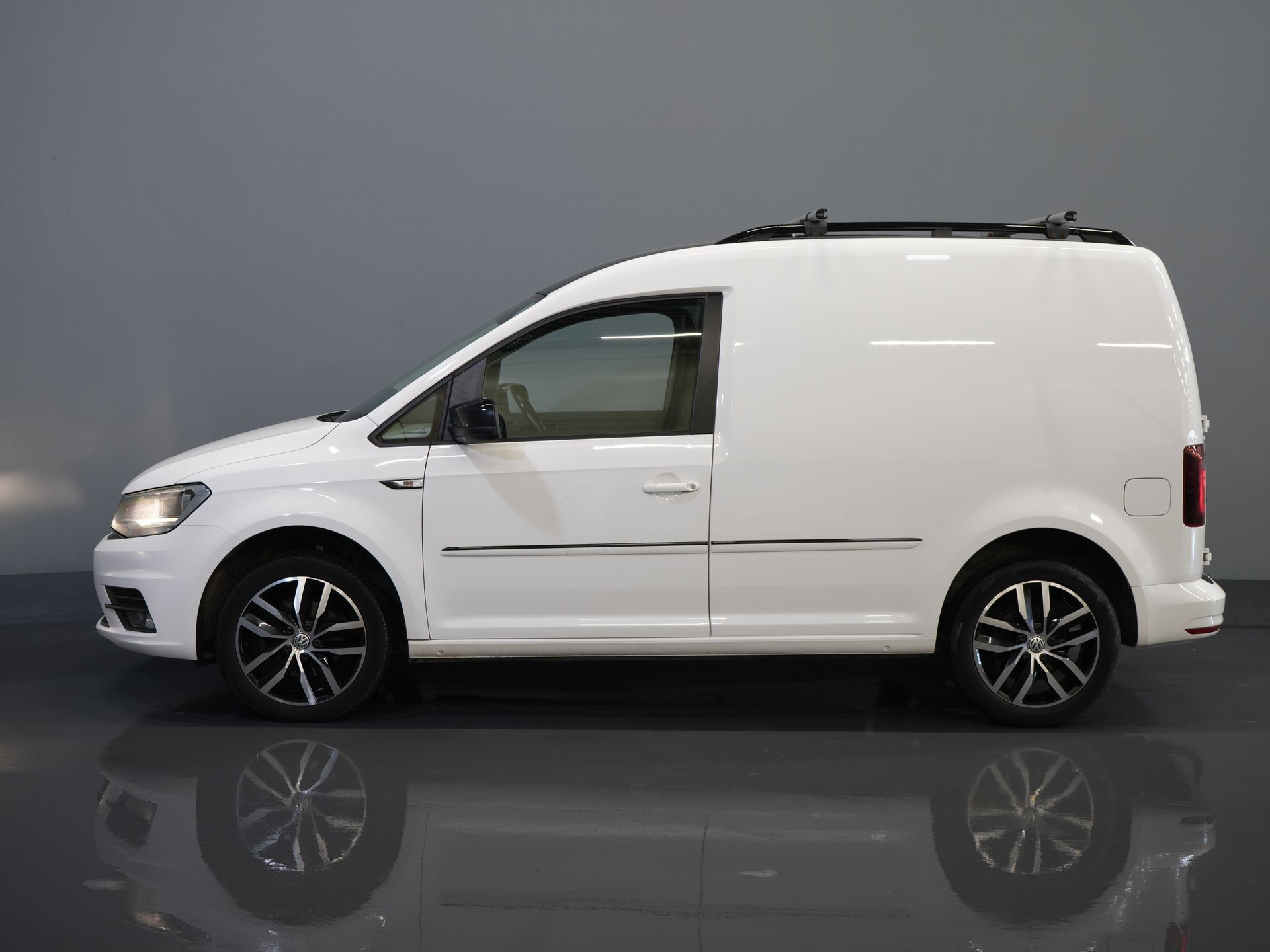 Volkswagen Caddy Van 2.0 TDI 100 ch DSG Aut. BPM FREE ! Edition 35 Carplay/ Seatverw./Chauffage au sol/ Cruise/ Airco/ PDC/ LMV/ Porte-bagages/ Barre de remorquage/ In