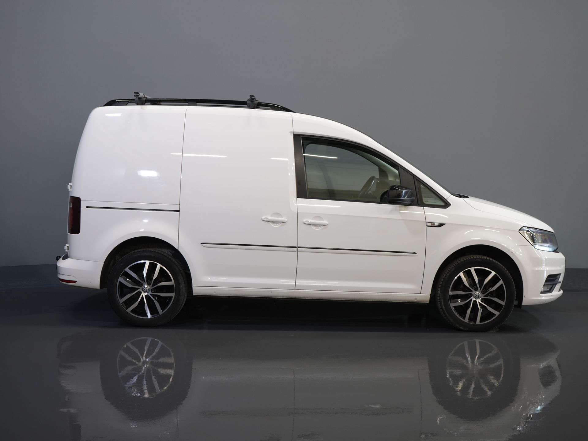Volkswagen Caddy Van 2.0 TDI 100 ch DSG Aut. BPM FREE ! Edition 35 Carplay/ Seatverw./Chauffage au sol/ Cruise/ Airco/ PDC/ LMV/ Porte-bagages/ Barre de remorquage/ In
