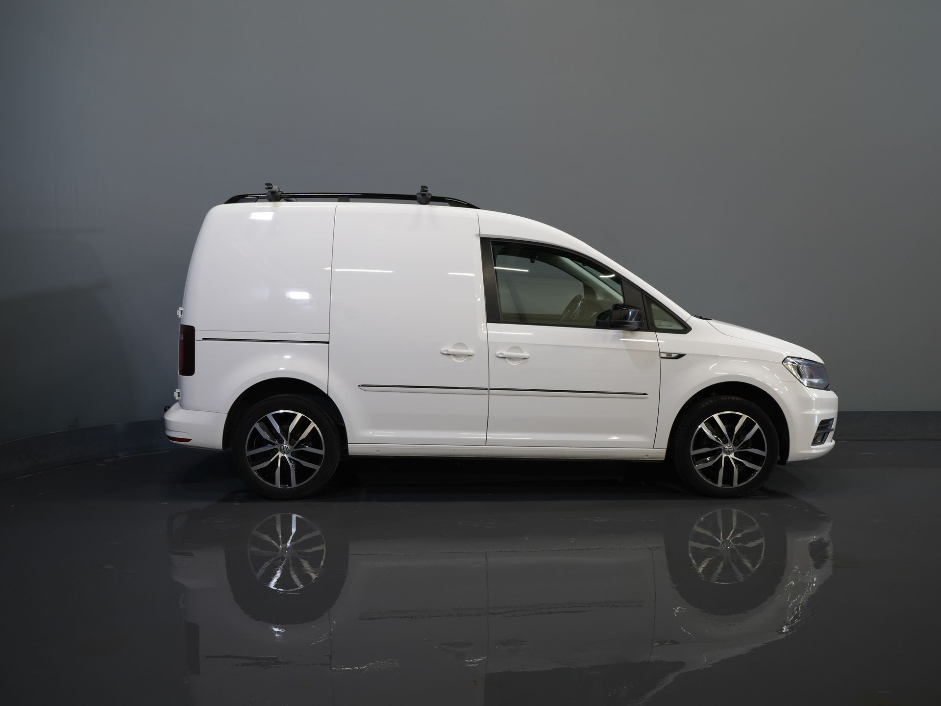 Volkswagen Caddy Bestelbus 2.0 TDI 100 pk DSG Aut. BPM VRIJ! Edition 35 Carplay/ Stoelverw./ Standkachel/ Cruise/ Airco/ PDC/ LMV/ Dakdragers/ Trekhaak/ In